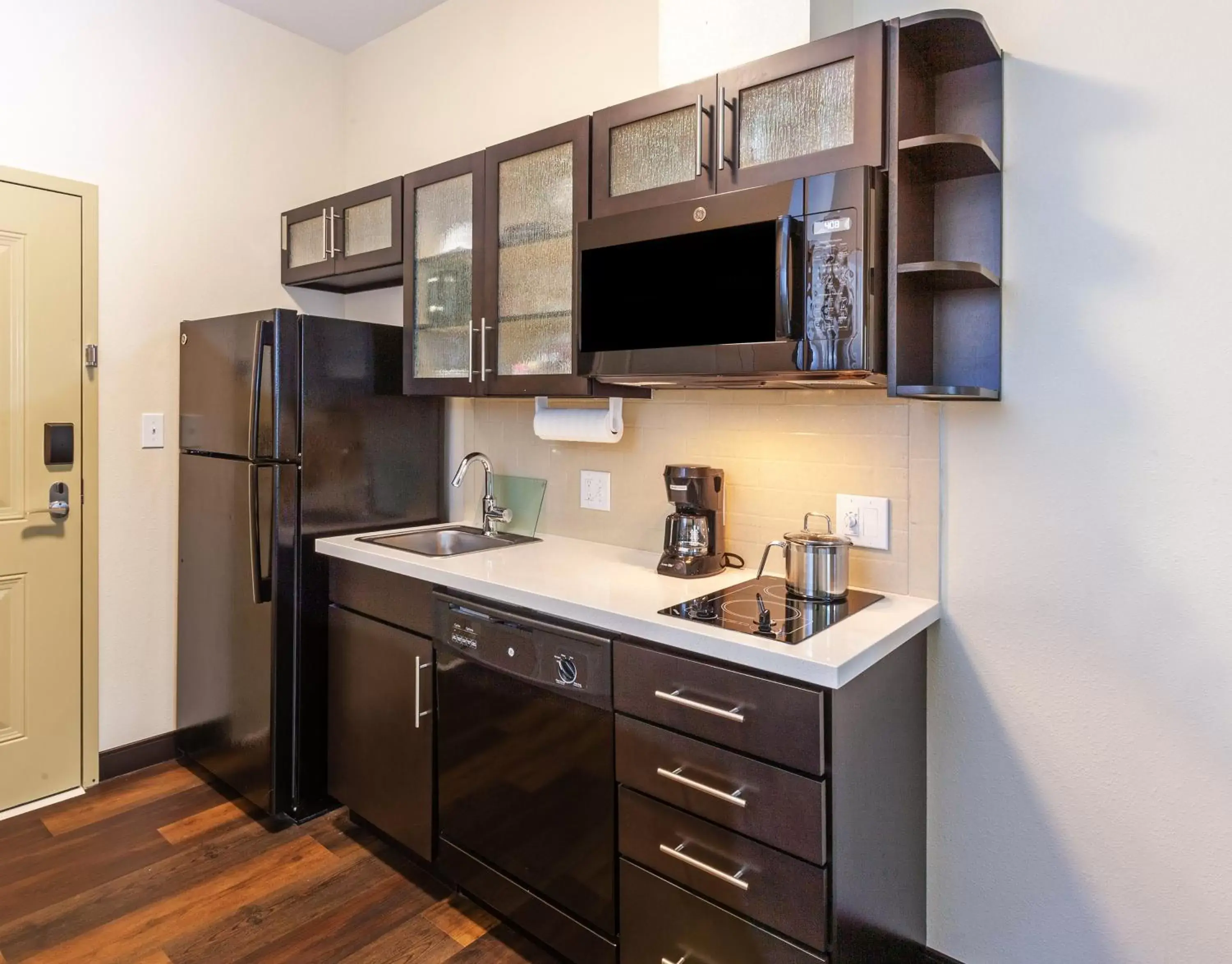 Photo of the whole room, Kitchen/Kitchenette in Candlewood Suites - Houston - Pasadena, an IHG Hotel
