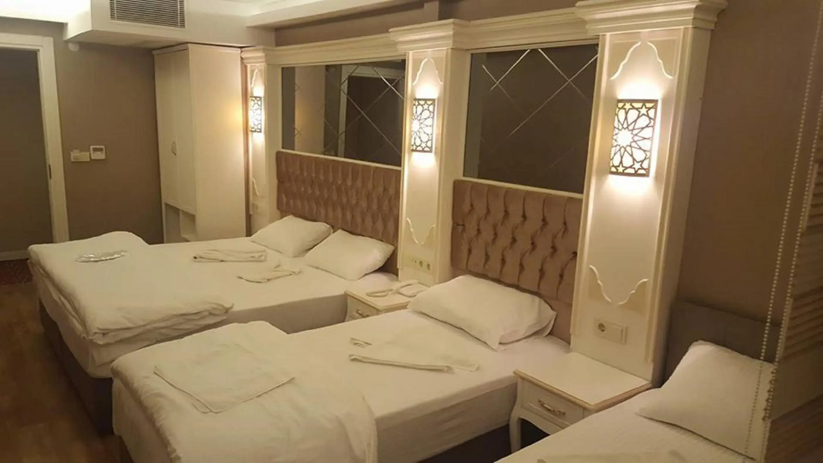 Shower, Bed in Sun Comfort Hotel