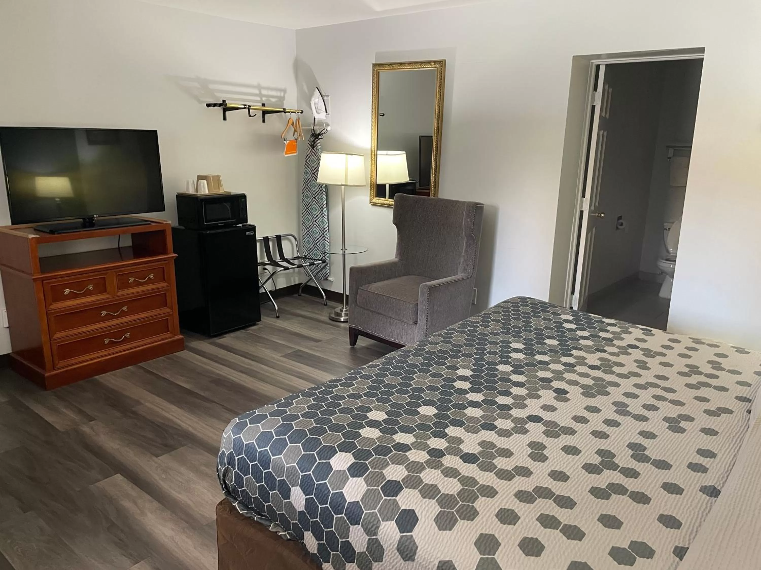 Photo of the whole room, Bed in Econo Lodge Jefferson Hills Hwy 51