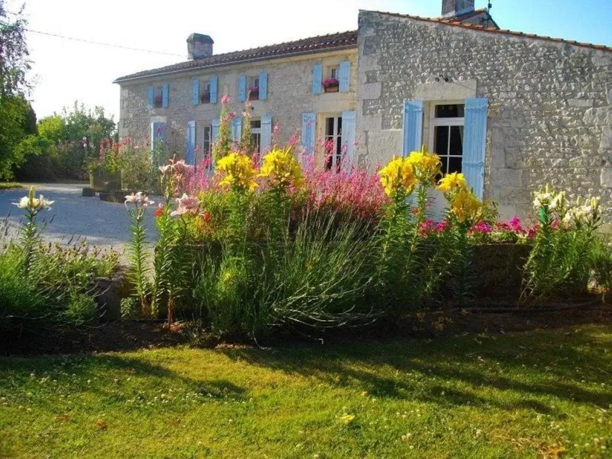 Property Building in Chambres d'Hôtes Domaine Le Fragnaud