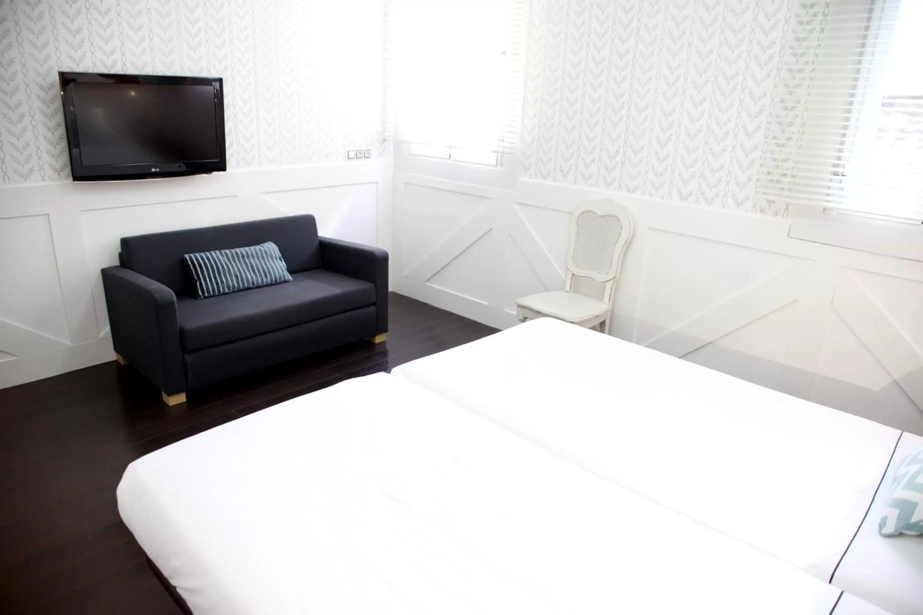 Bed, TV/Entertainment Center in Hotel Life Gran Via Design