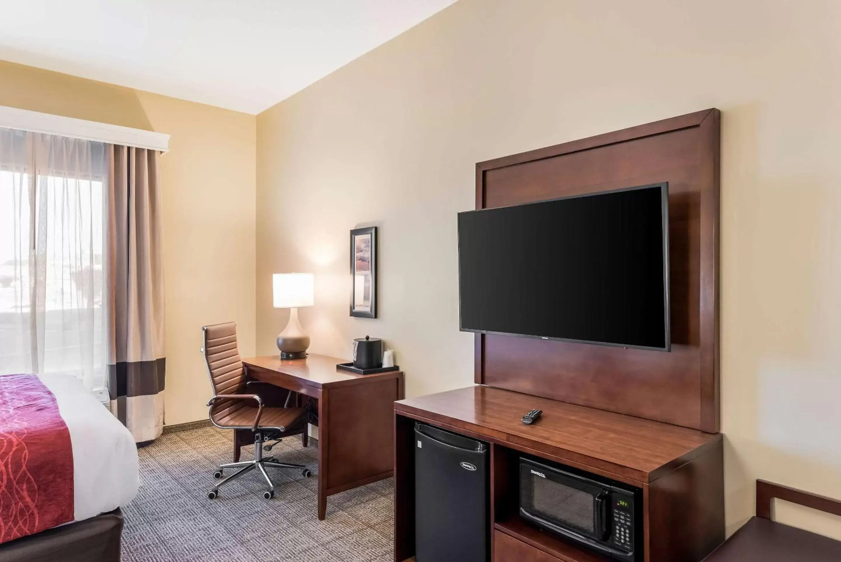 Photo of the whole room, TV/Entertainment Center in Comfort Inn & Suites Zion Park Area