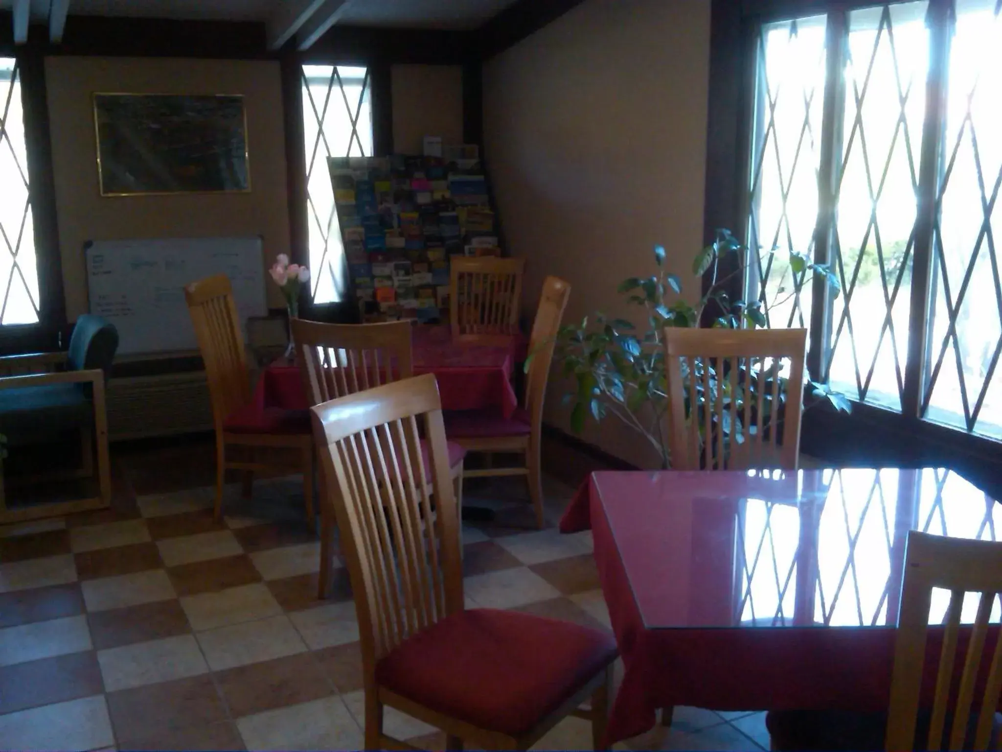 Dining area, Restaurant/Places to Eat in Knights Inn - Battle Creek