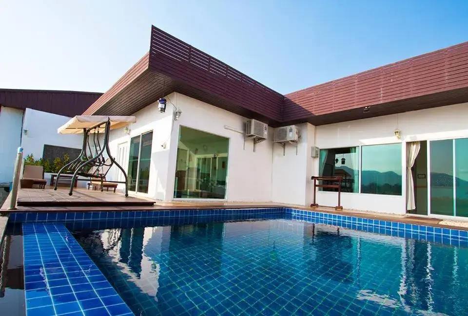 Swimming Pool in The Vista Pool Villa