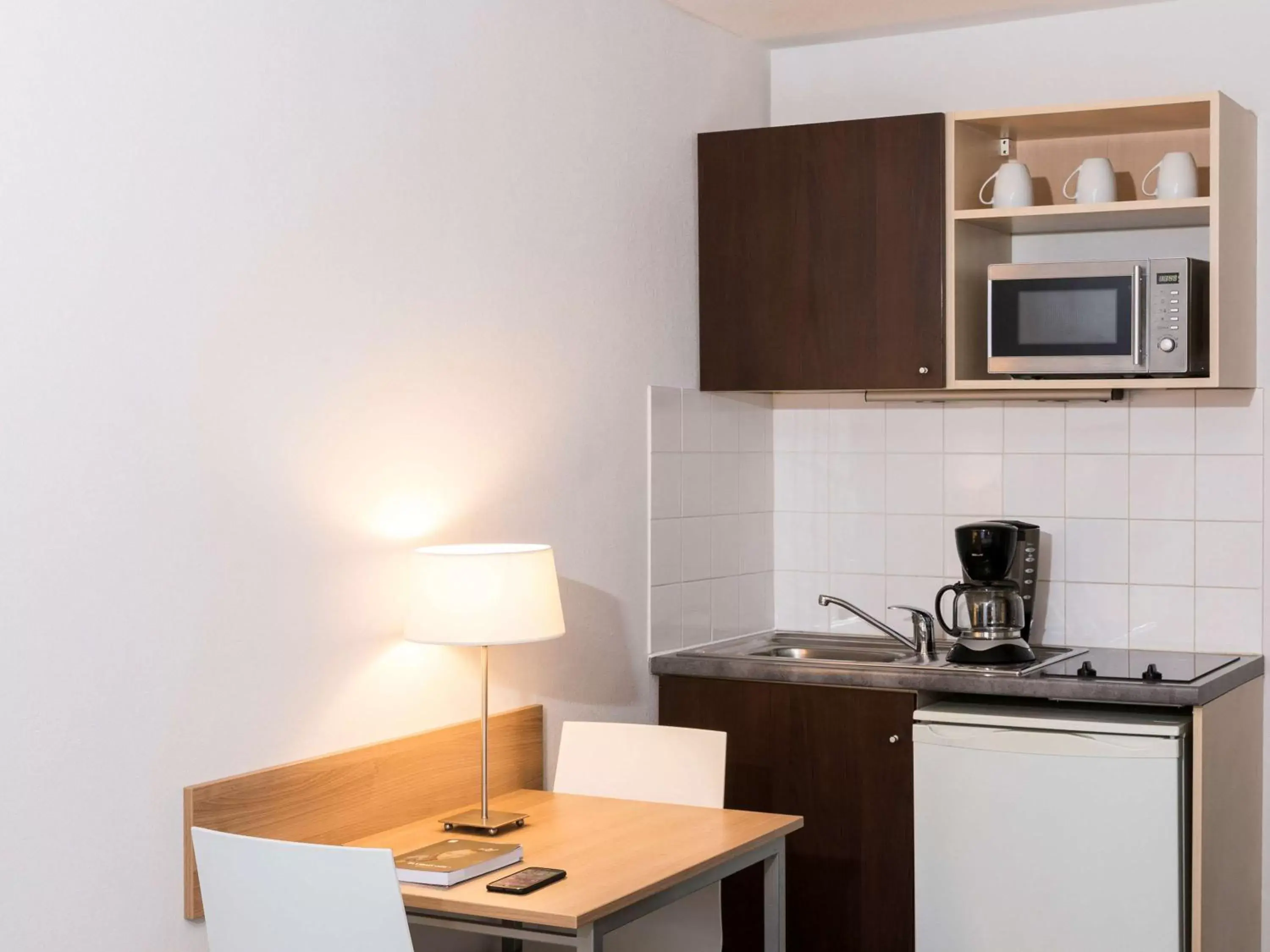Photo of the whole room, Kitchen/Kitchenette in Aparthotel Adagio Access Paris Clamart