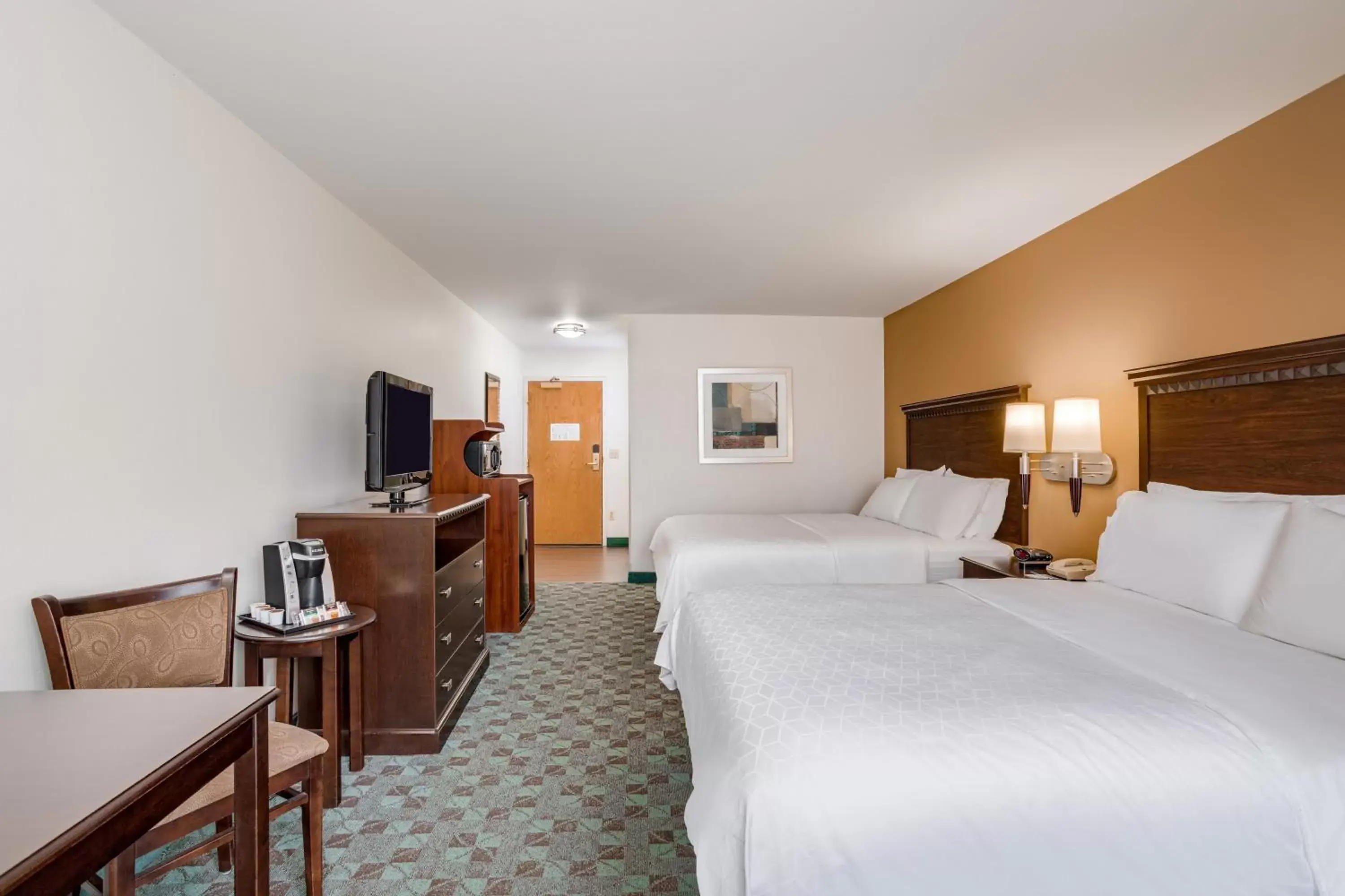 Photo of the whole room, Bed in Holiday Inn Express Hotel & Suites Canton, an IHG Hotel