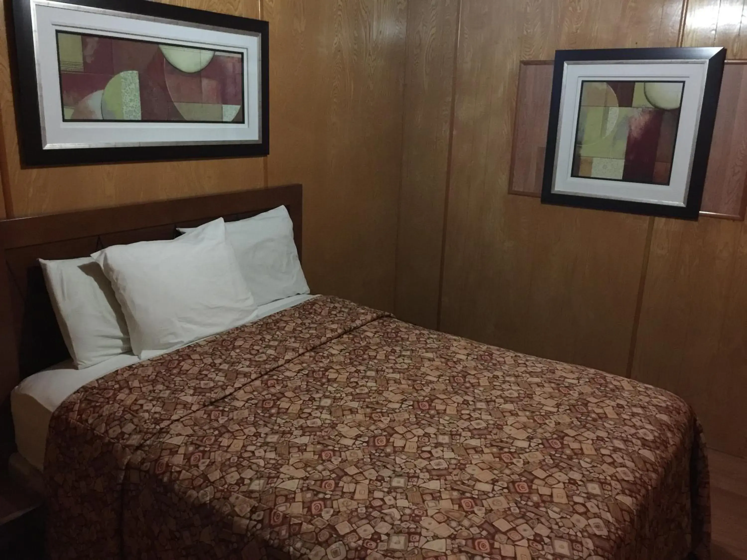 Bed in Mountain Trail Lodge and Vacation Rentals