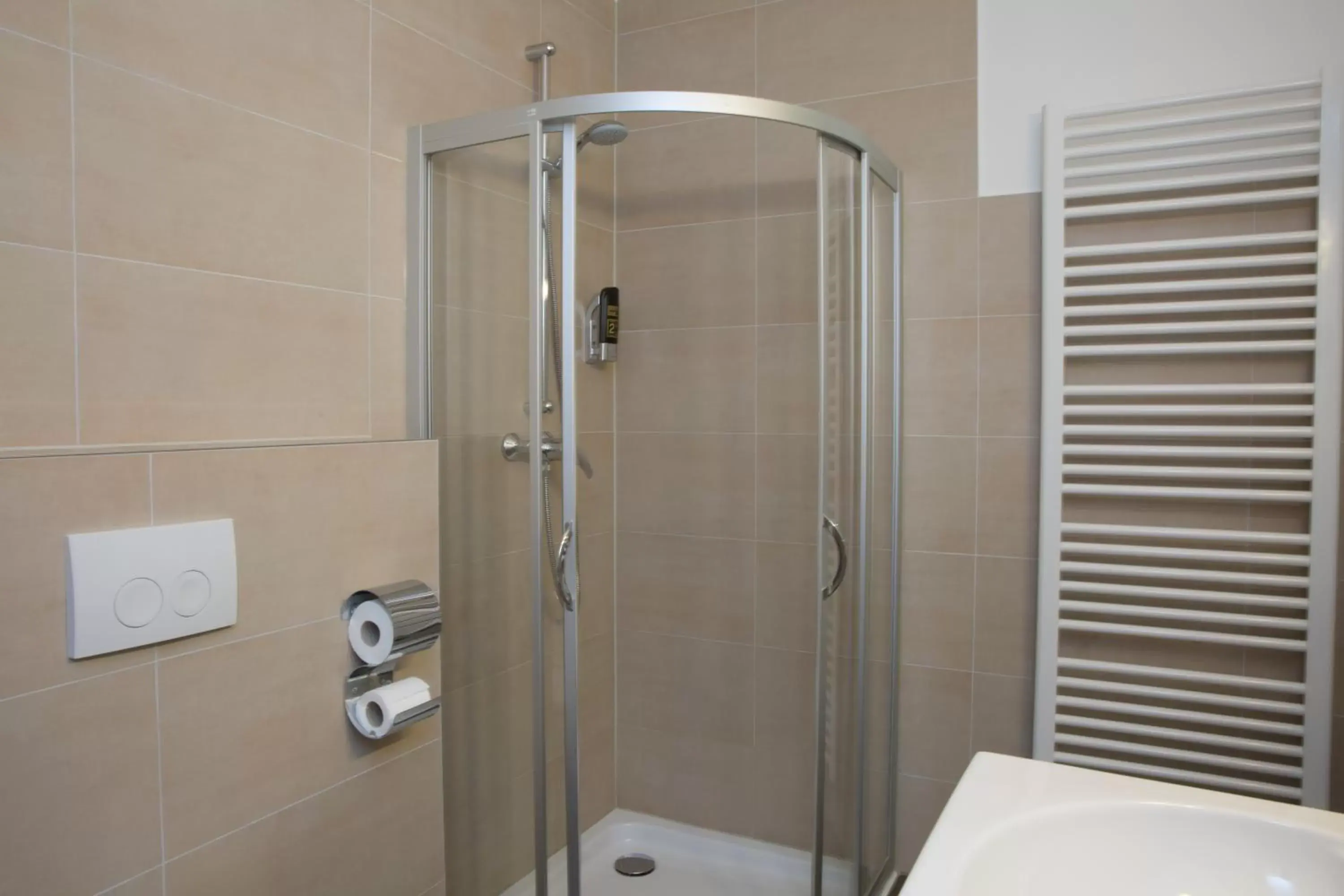 Shower, Bathroom in Goethe Conference Hotel by Trip Inn