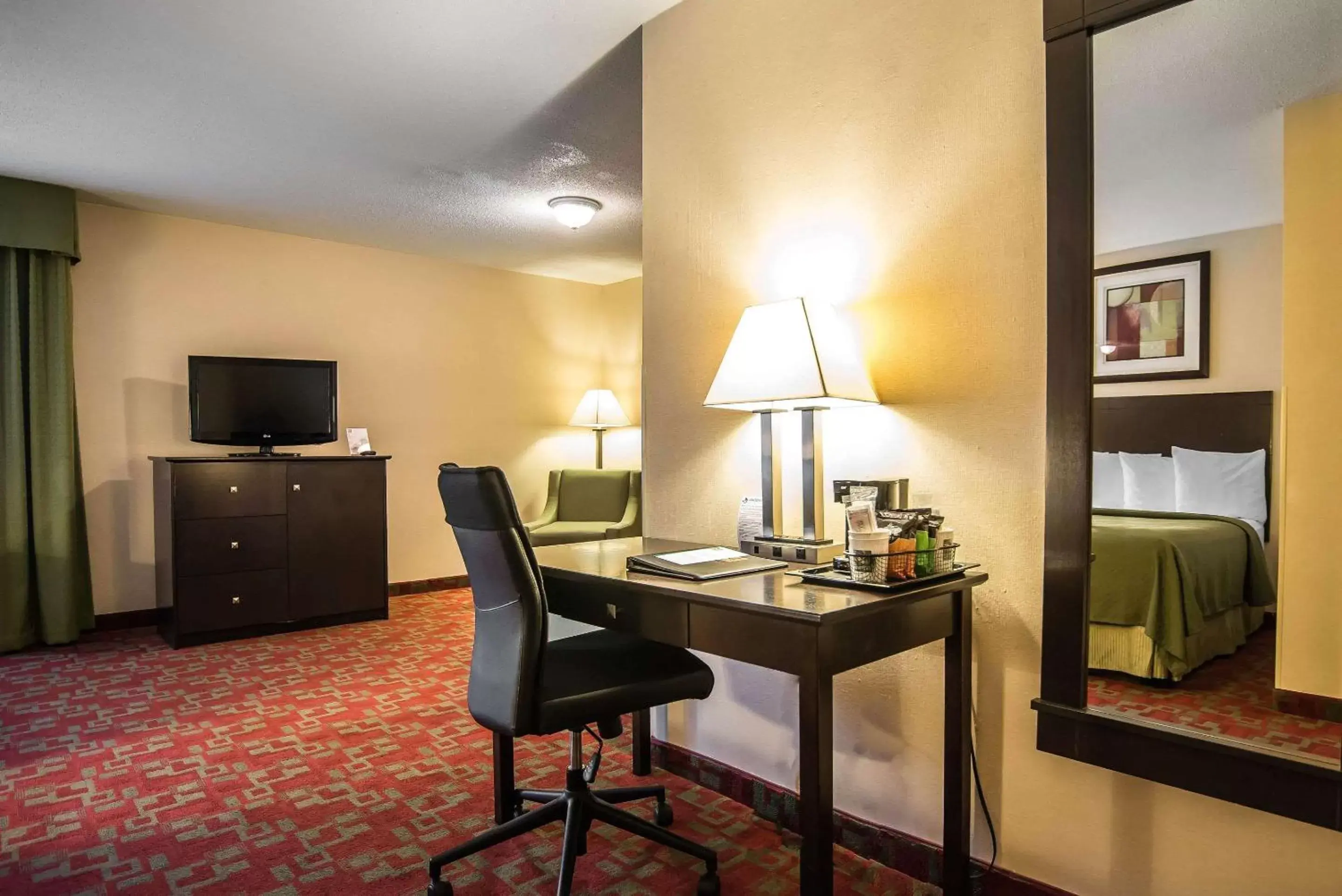 Photo of the whole room, TV/Entertainment Center in Quality Inn Shelburne - Burlington