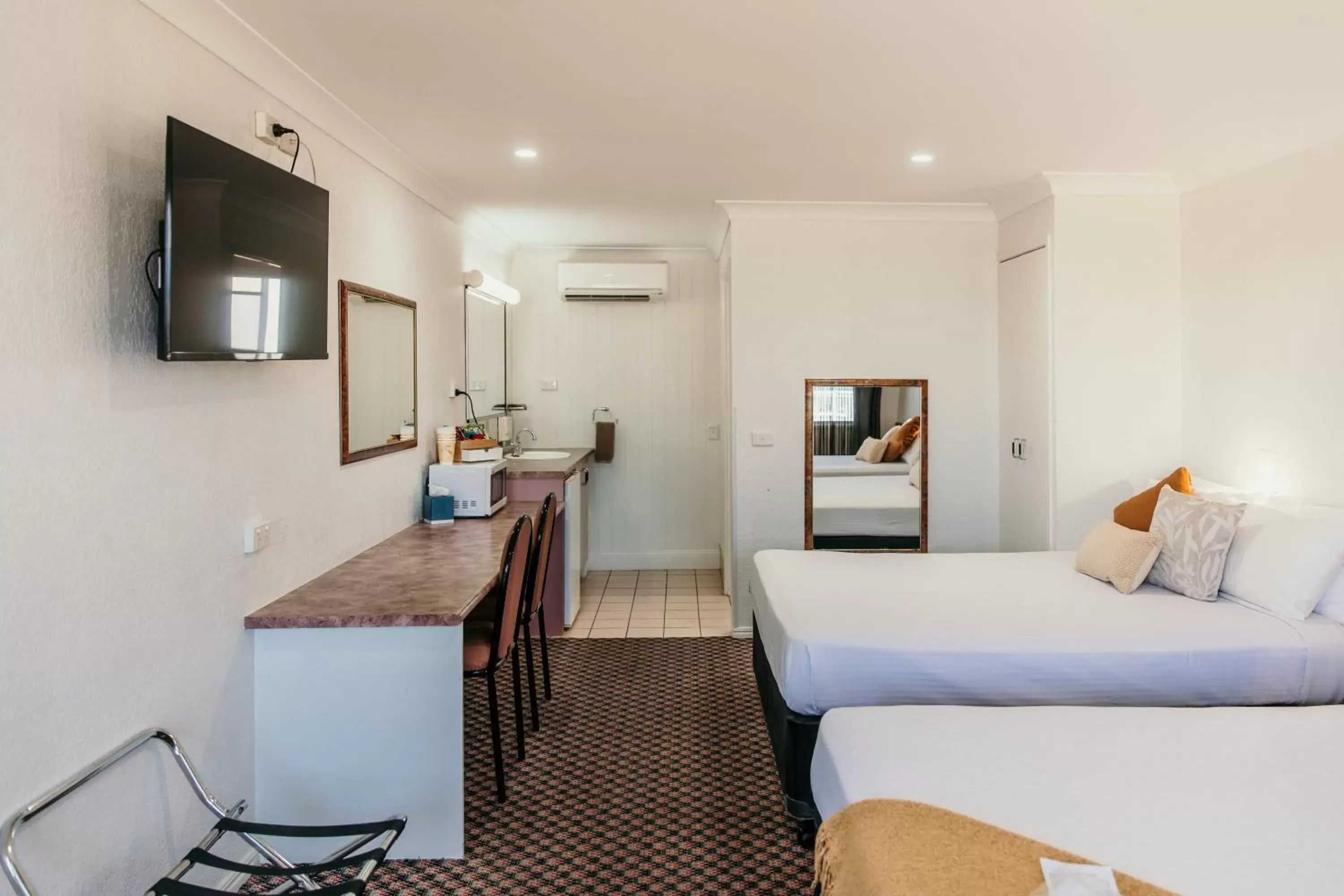 Bed, TV/Entertainment Center in Outback Motel Mt Isa