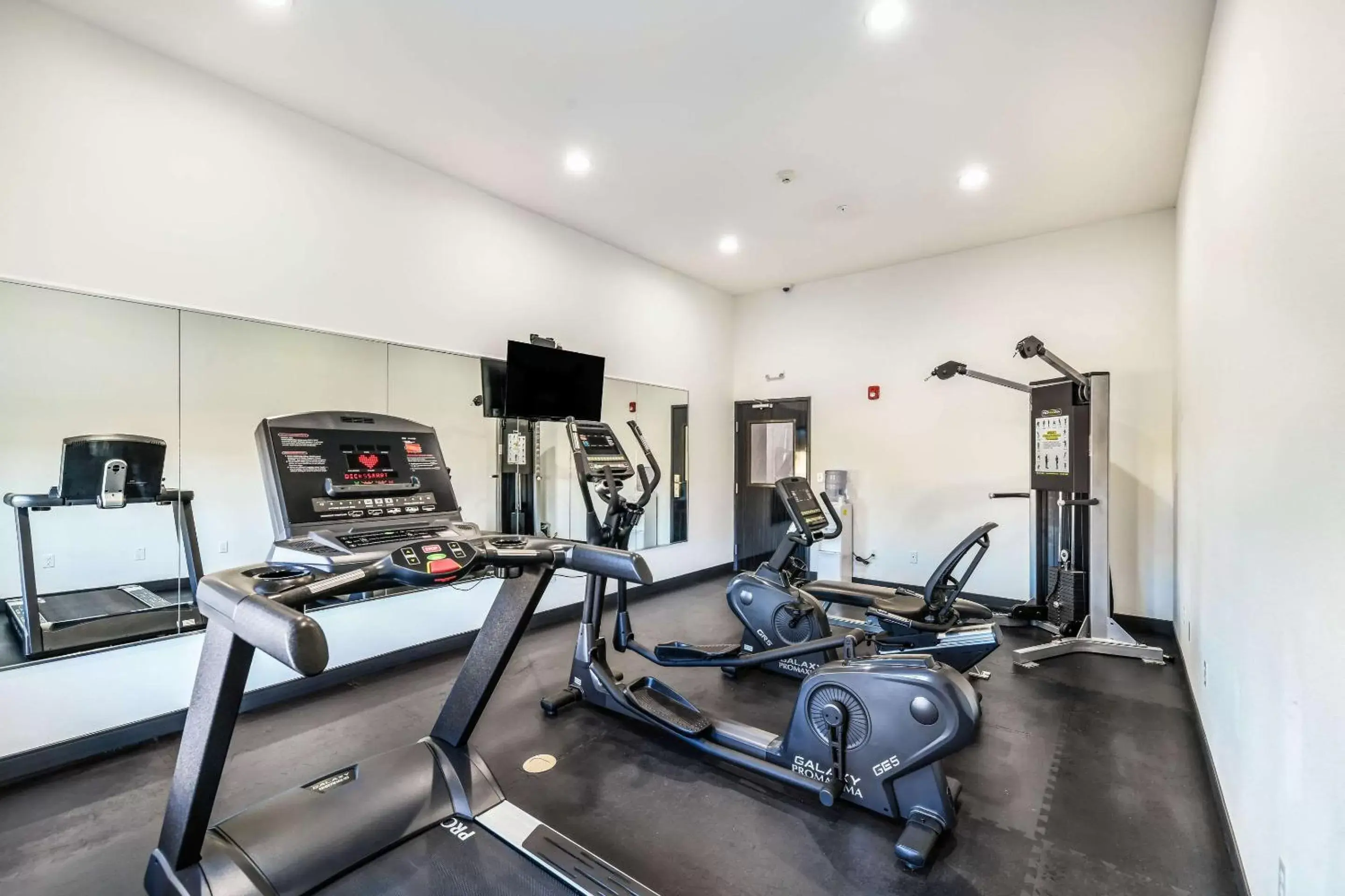 Fitness centre/facilities, Fitness Center/Facilities in Hy-Lo Hotel, Ascend Hotel Collection