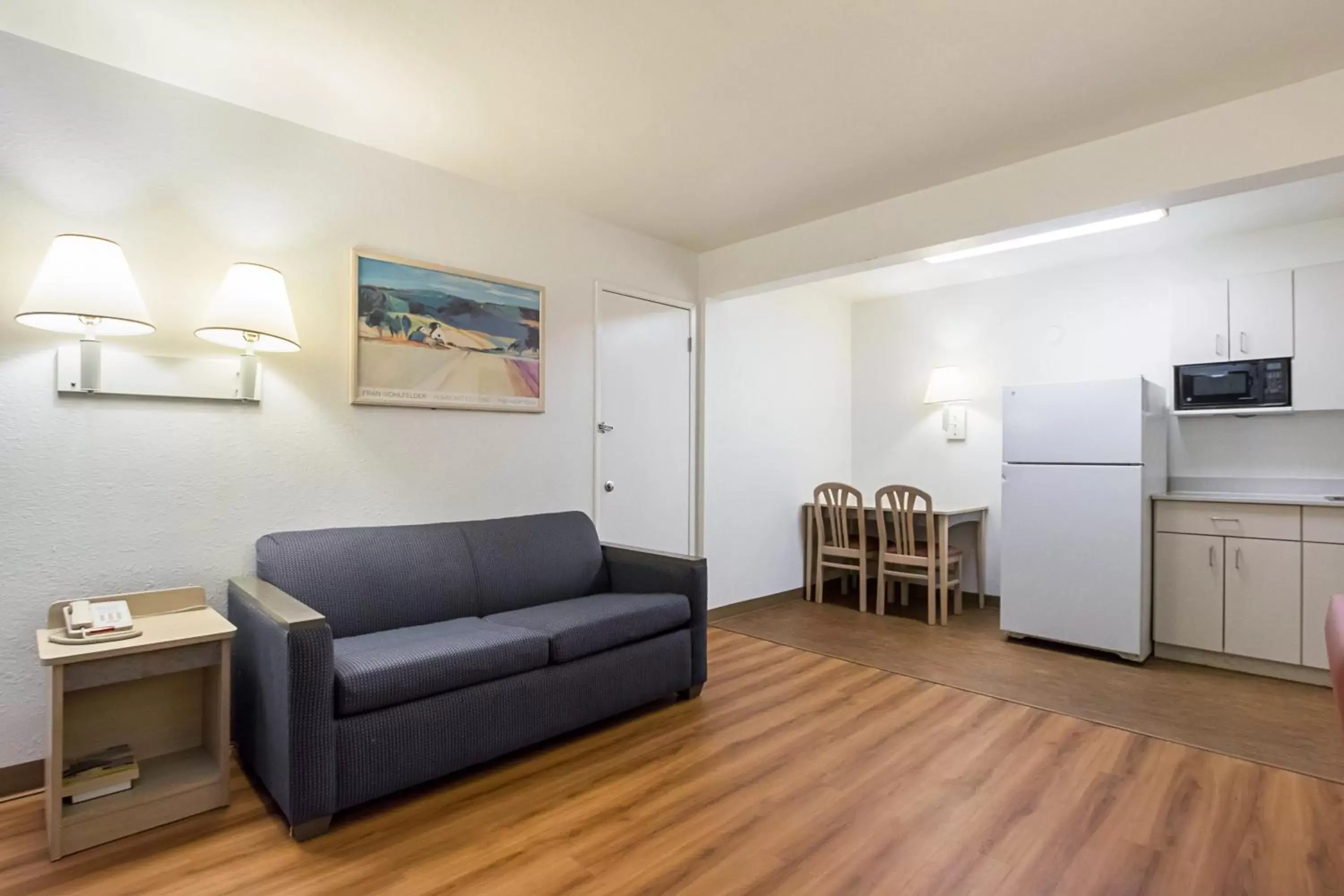 Kitchen or kitchenette, Seating Area in Motel 6-Rochester, MN