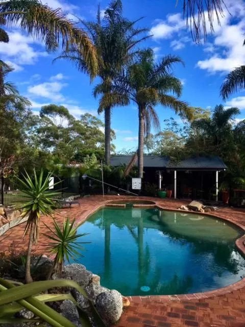 Pool view in Fairway Motor Inn