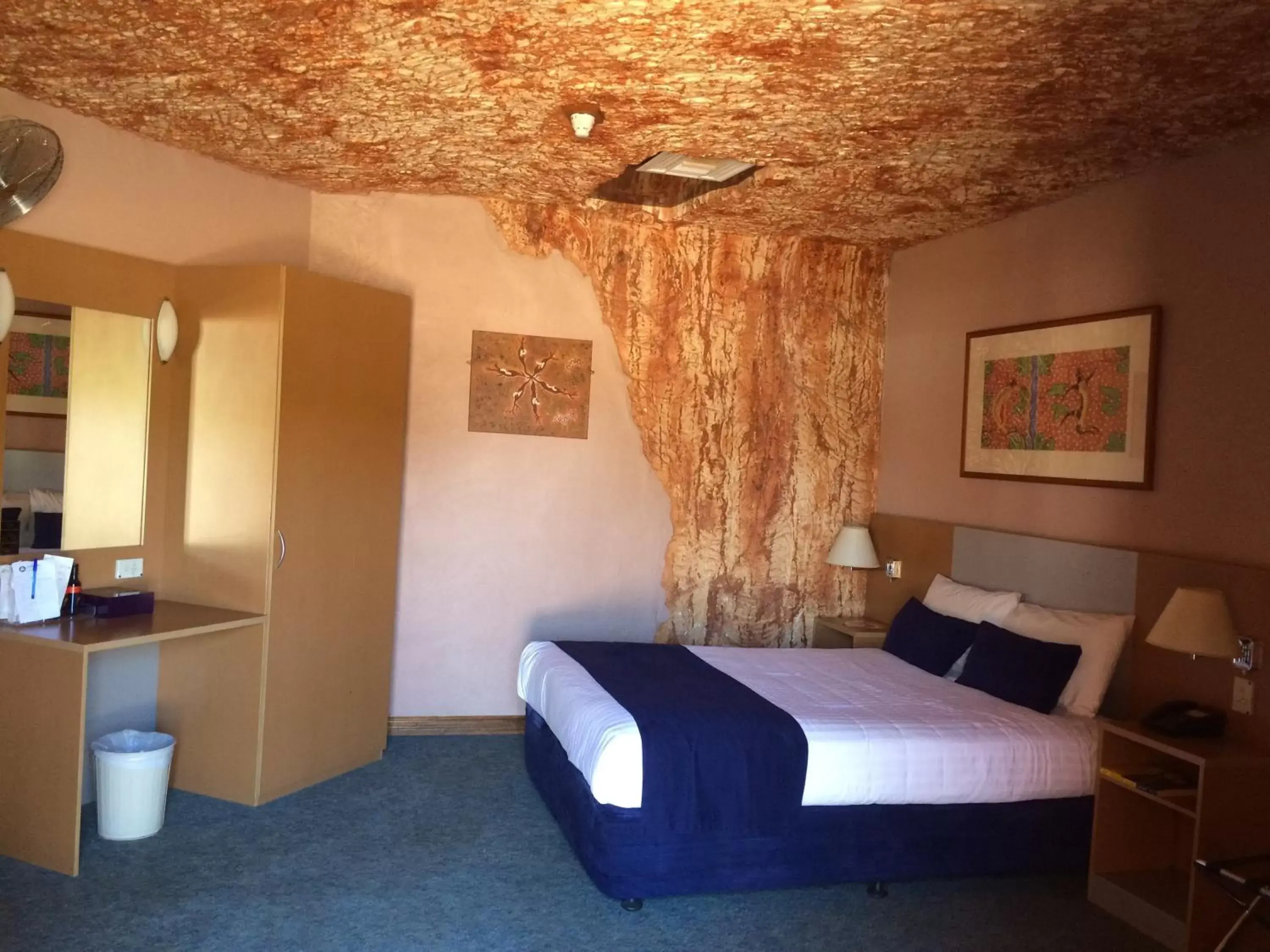 Photo of the whole room, Bed in Desert Cave Hotel