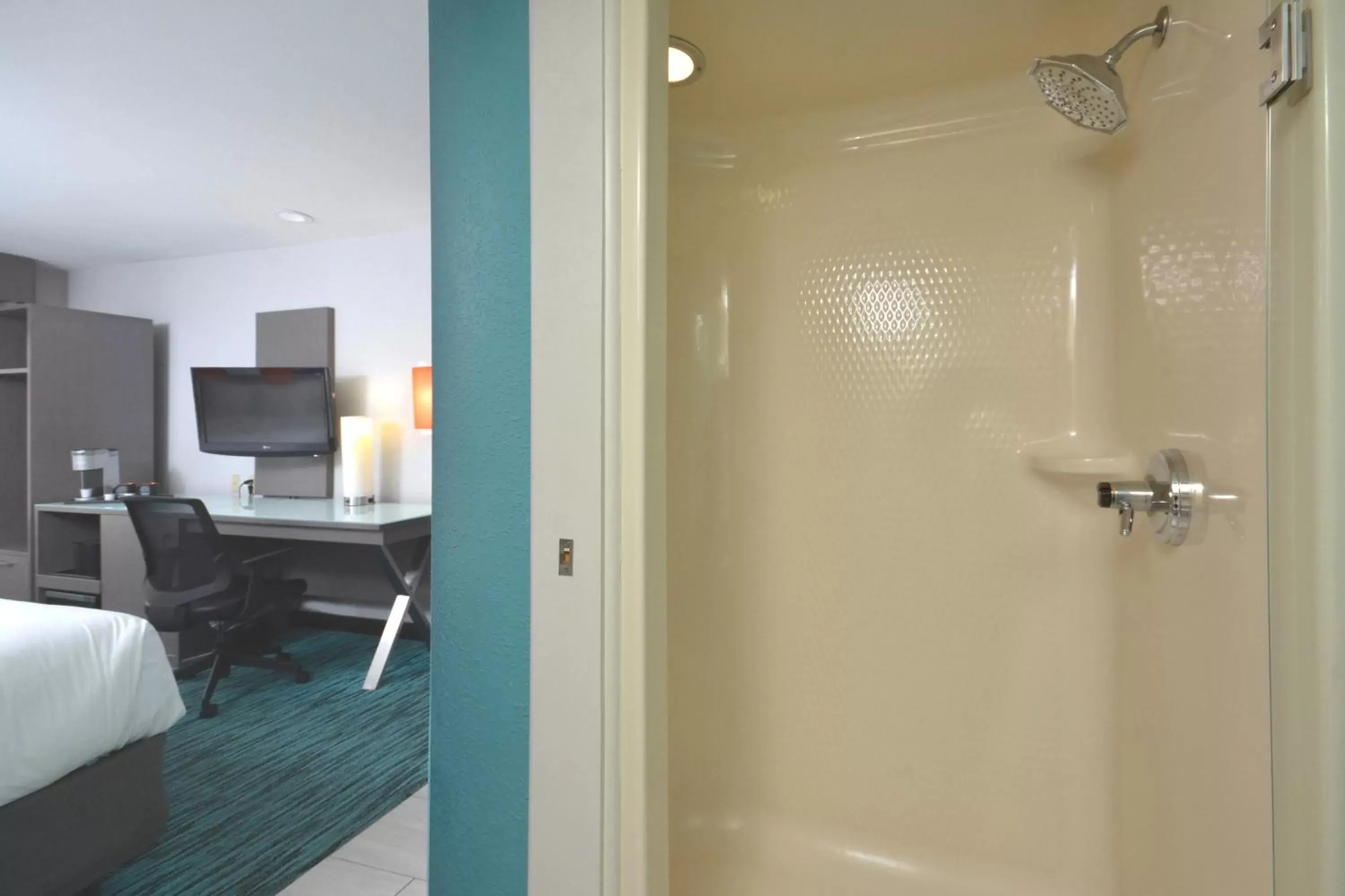 Shower, Bed in Inn at Clemson Shower, Bed in Inn at Clemson