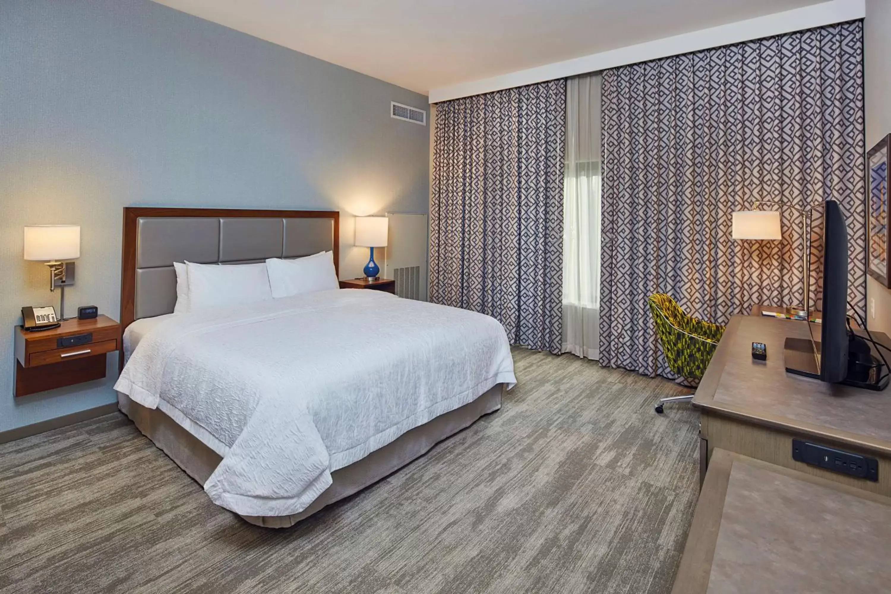 Bedroom, Bed in Hampton Inn & Suites Sacramento at CSUS