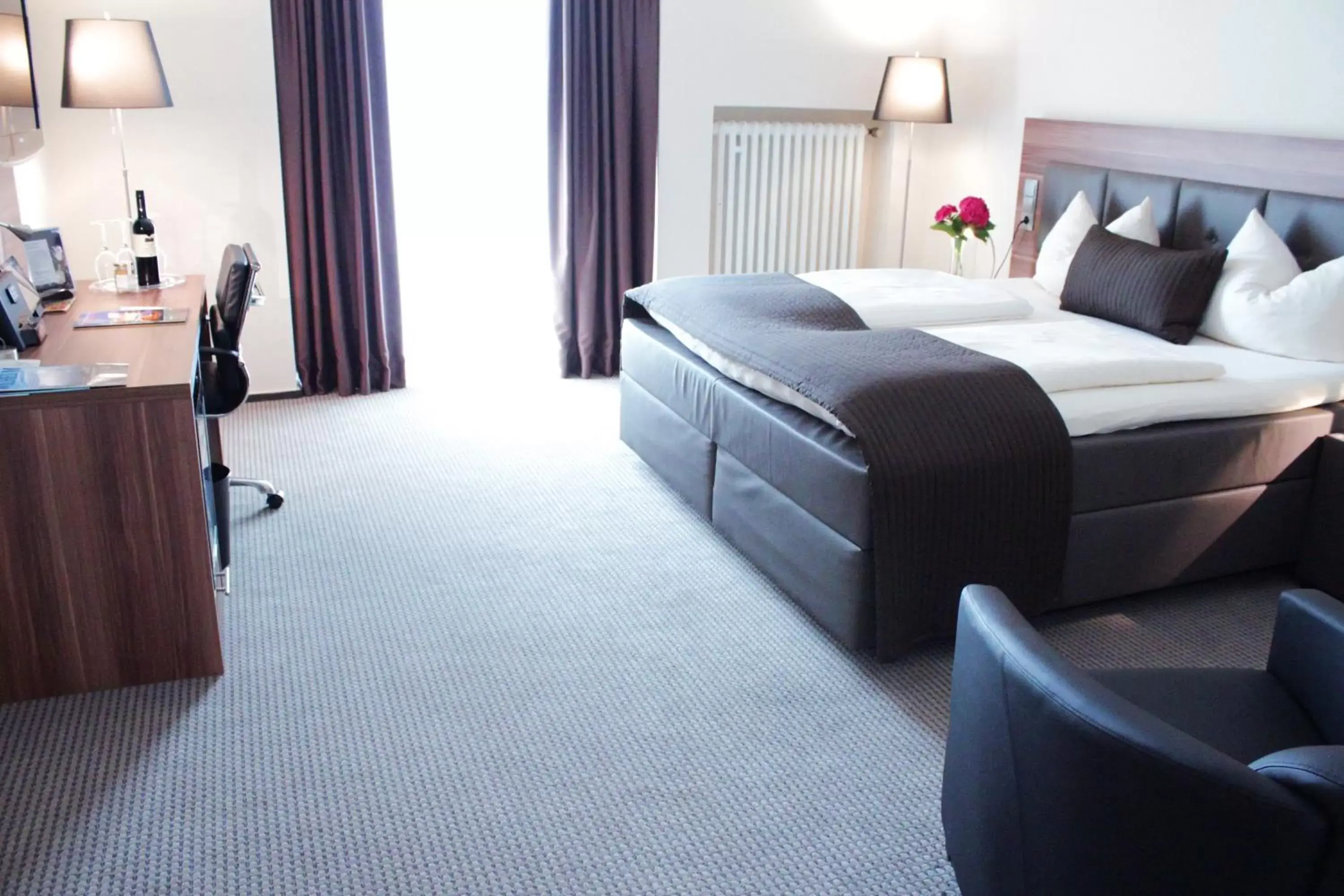 Photo of the whole room, Bed in Schlosshotel Kassel