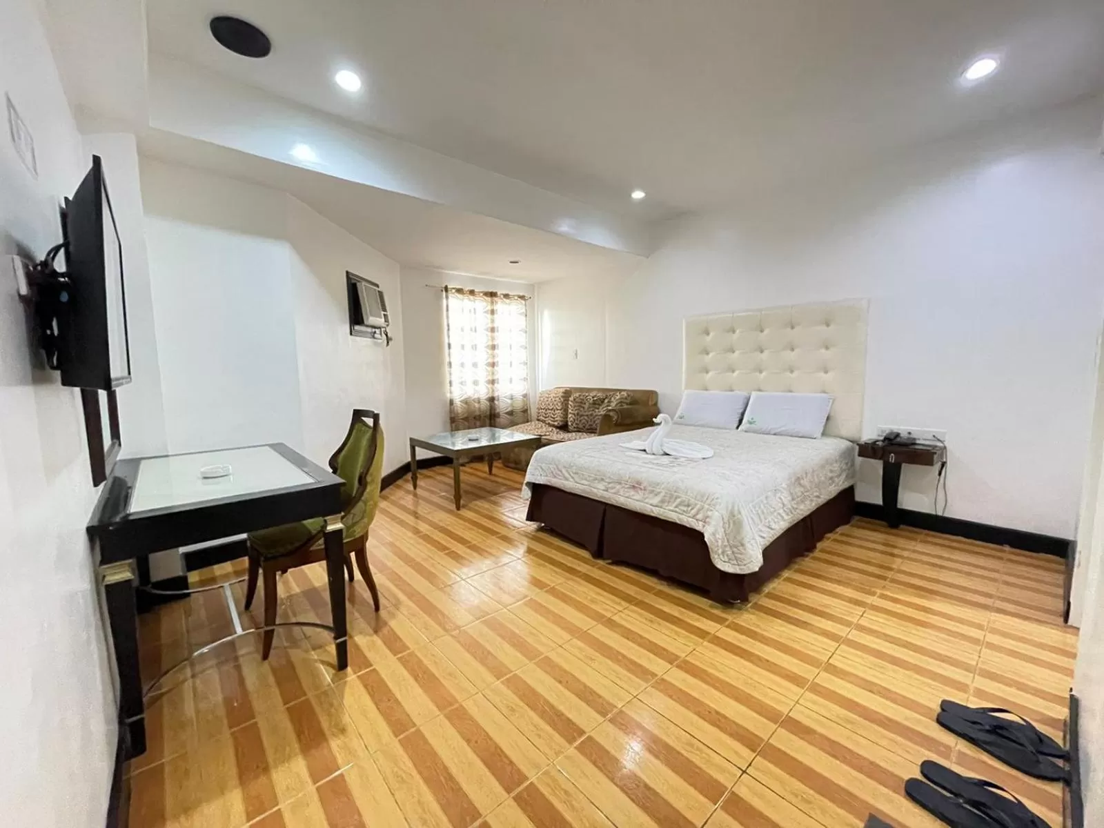 Photo of the whole room, Bed in Town and Country Hotel V Mapa