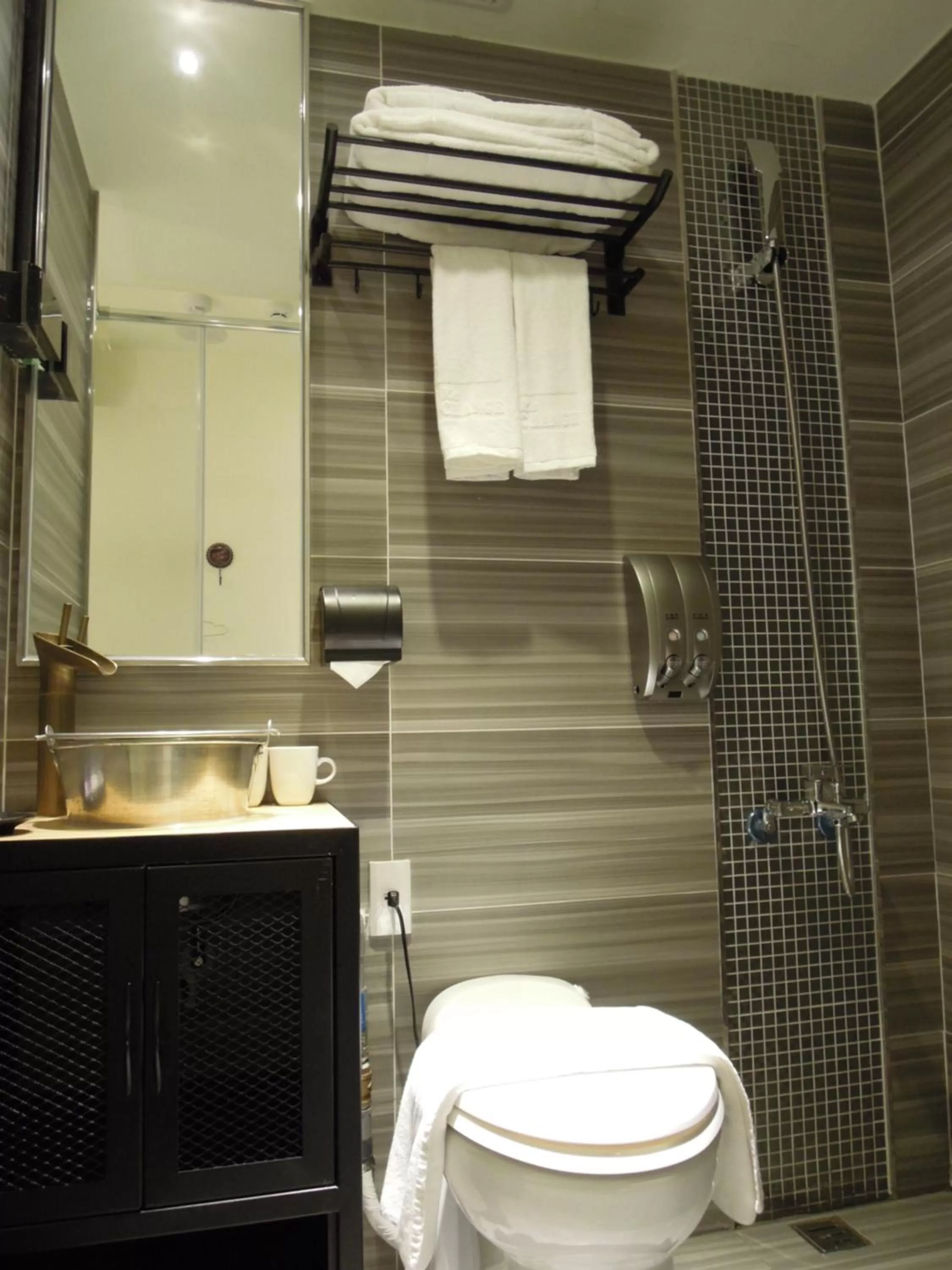 Shower in Re-Change Hotel Taipei