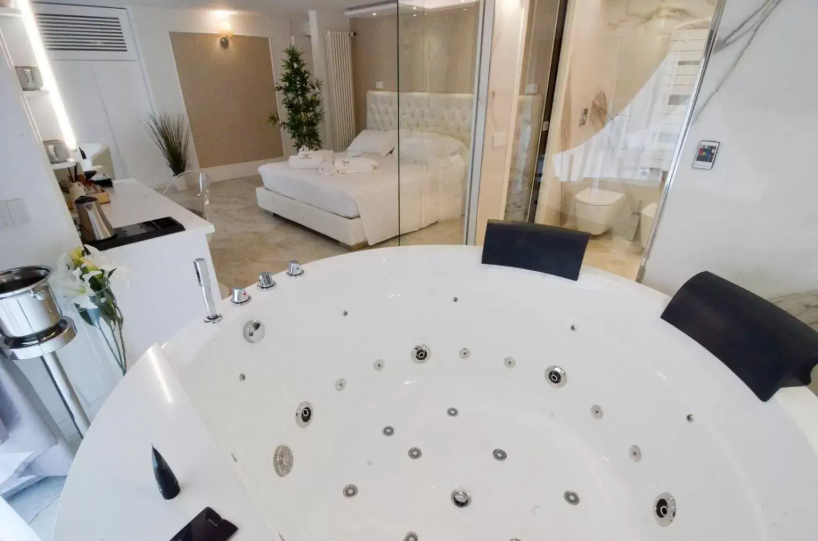 Hot Tub, Bathroom in Domus De Cinti