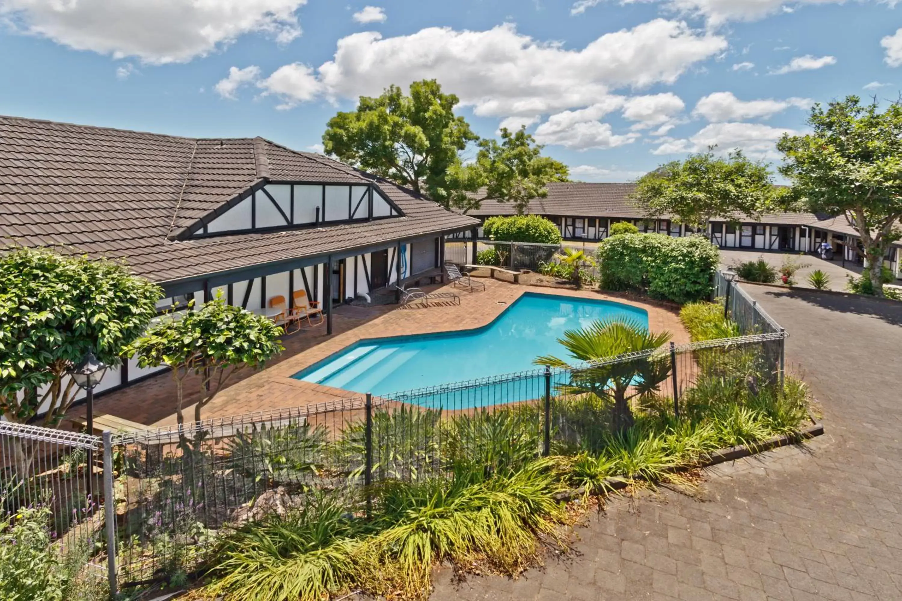 Swimming Pool in Oakwood Manor Motor Lodge