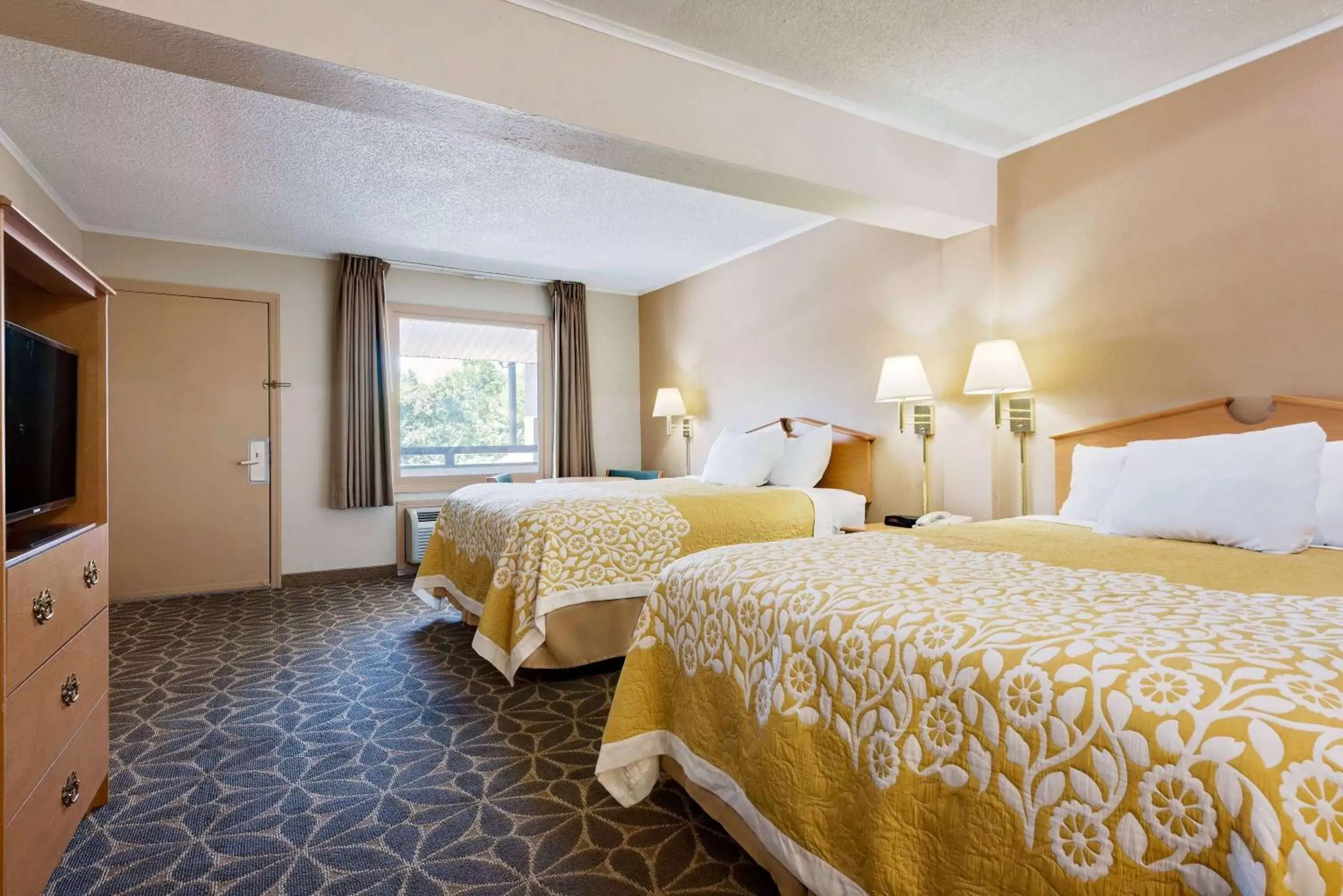 Photo of the whole room, Bed in Days Inn by Wyndham Fairmont