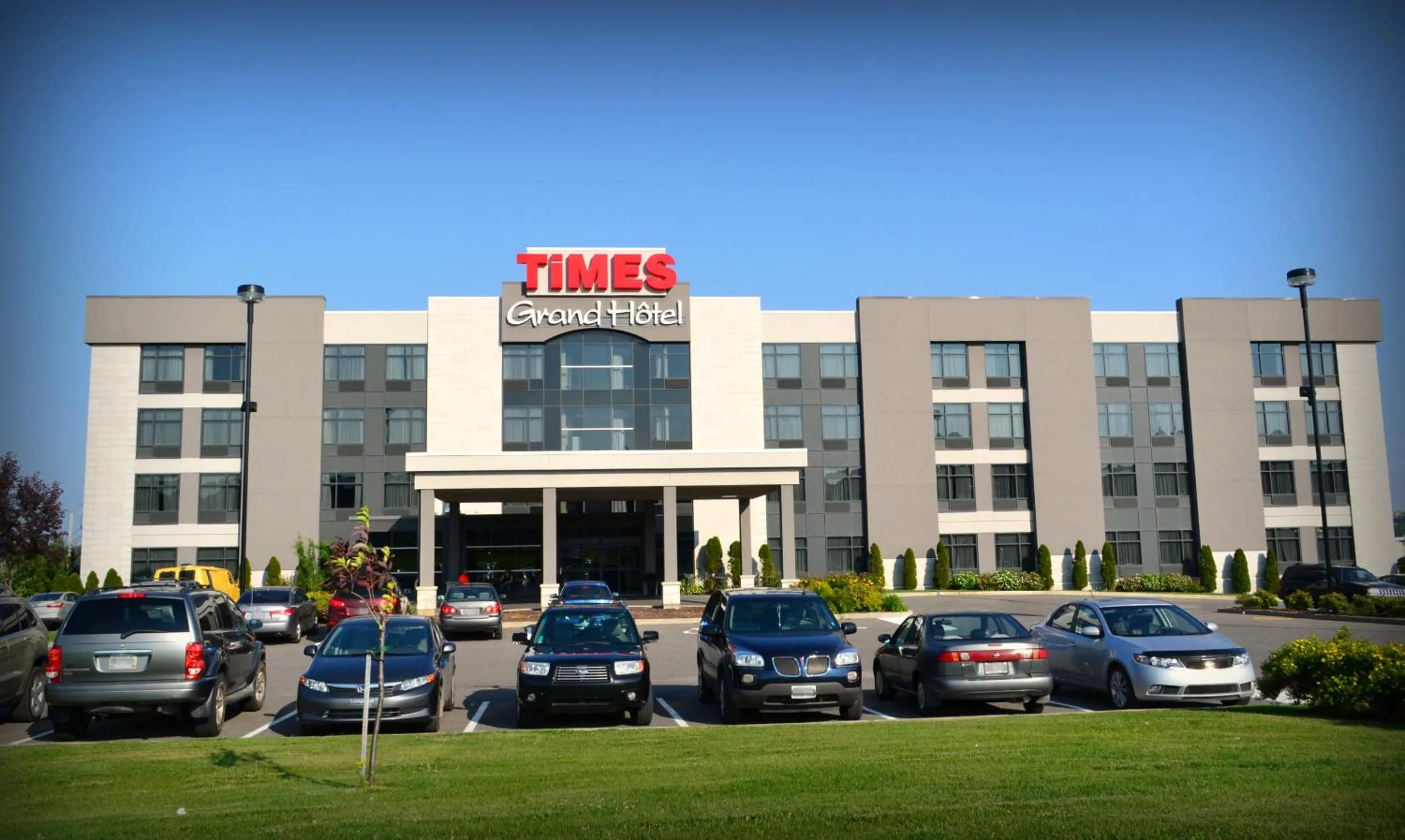 Facade/entrance in Grand Times Hotel – Aeroport de Quebec