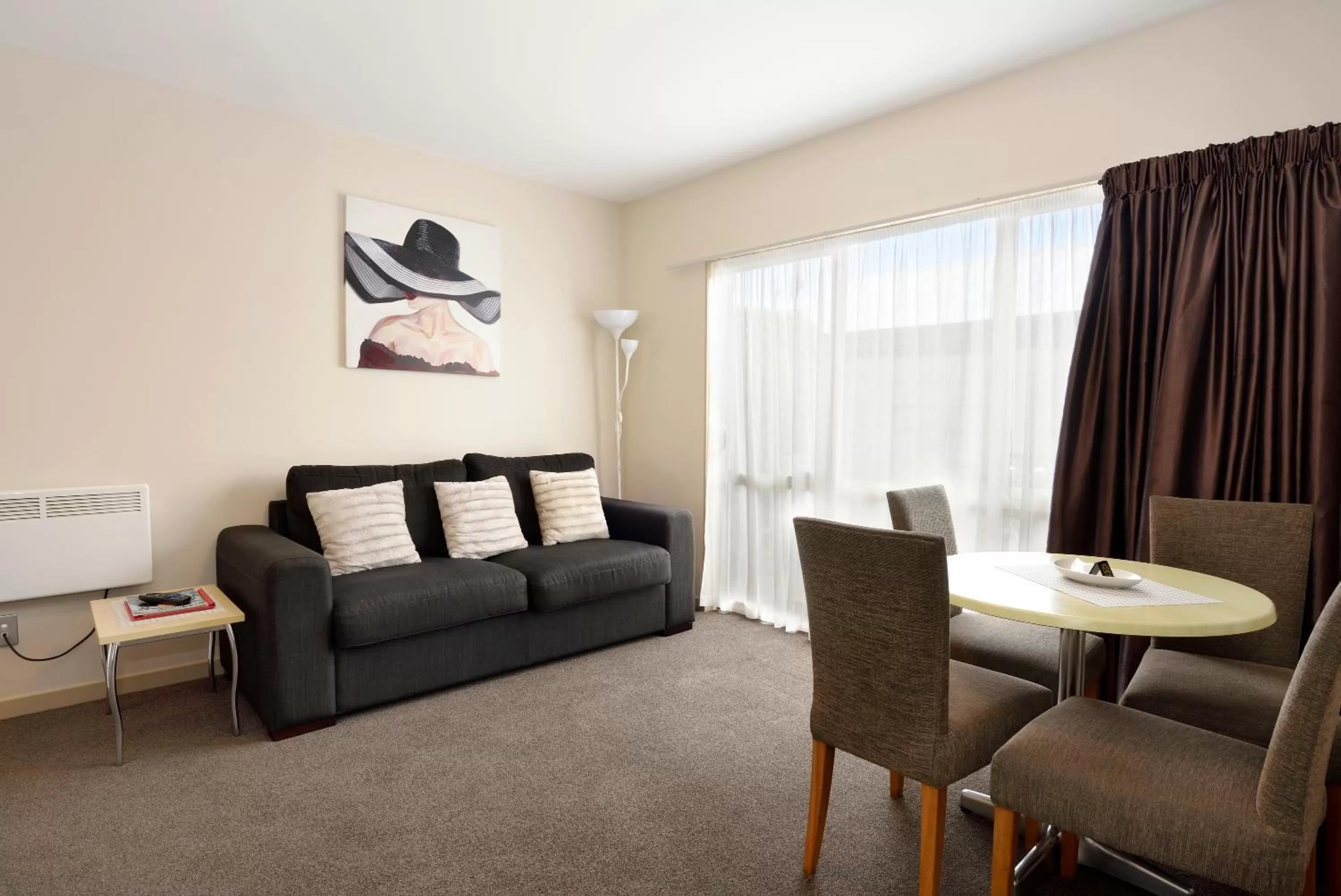 Dining area in 171 On High Motel