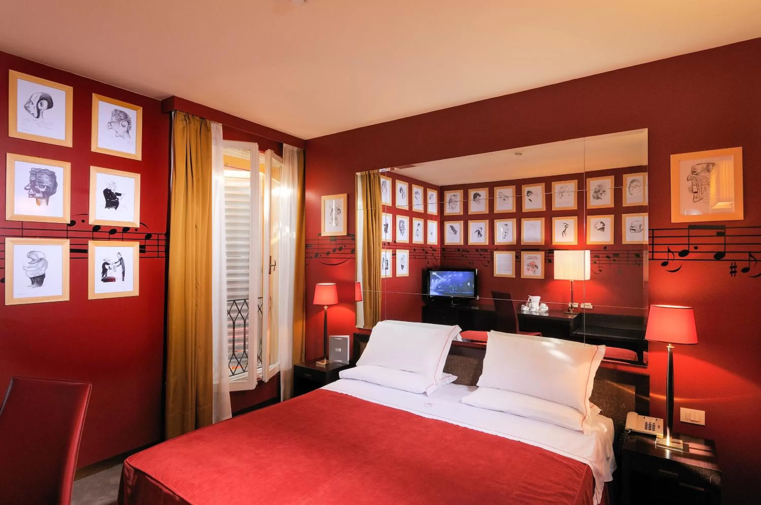 Bedroom, Bed in PHI HOTEL BOLOGNA "Al Cappello Rosso"