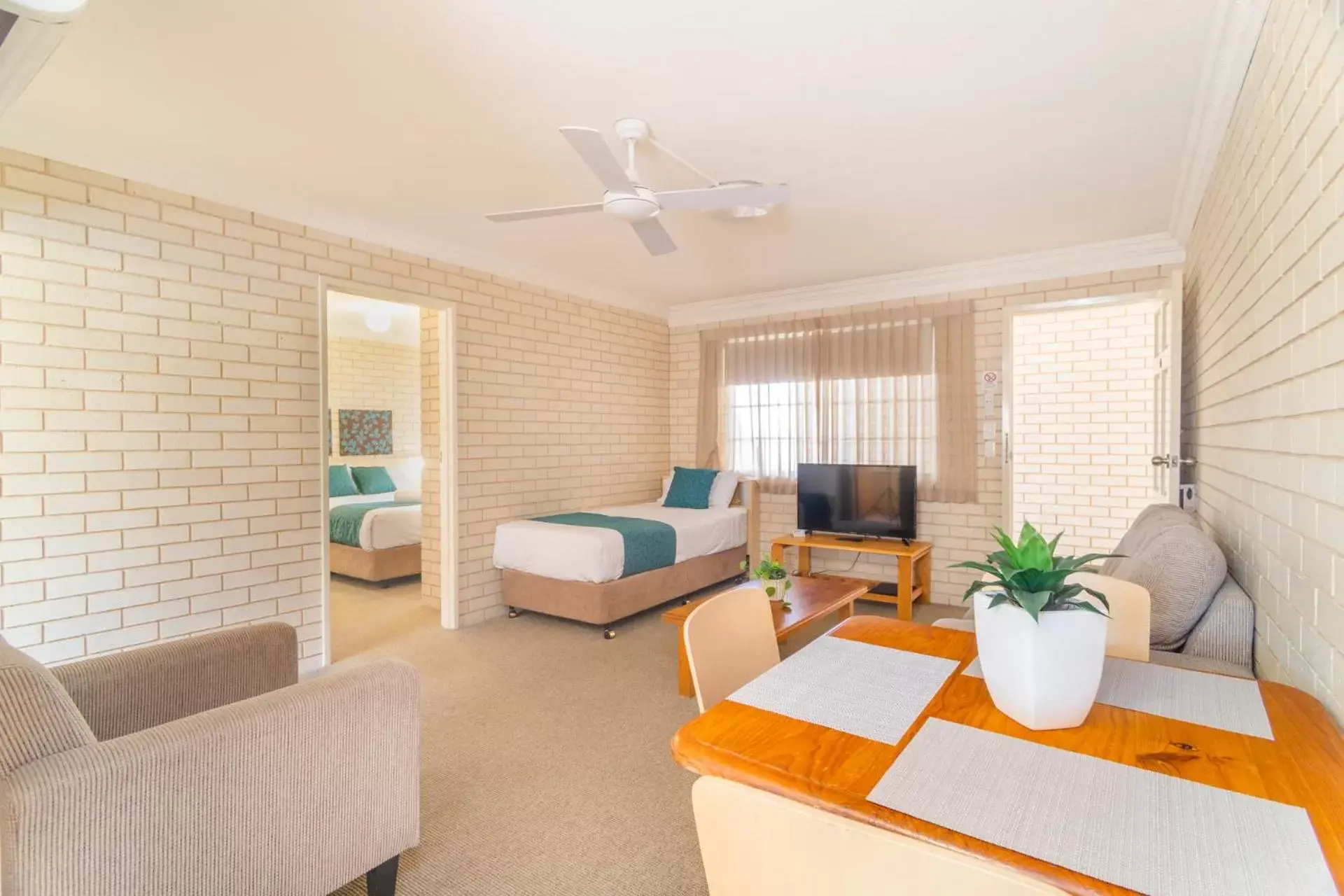 Living room, Seating Area in Santa Fe Motel and Holiday Units