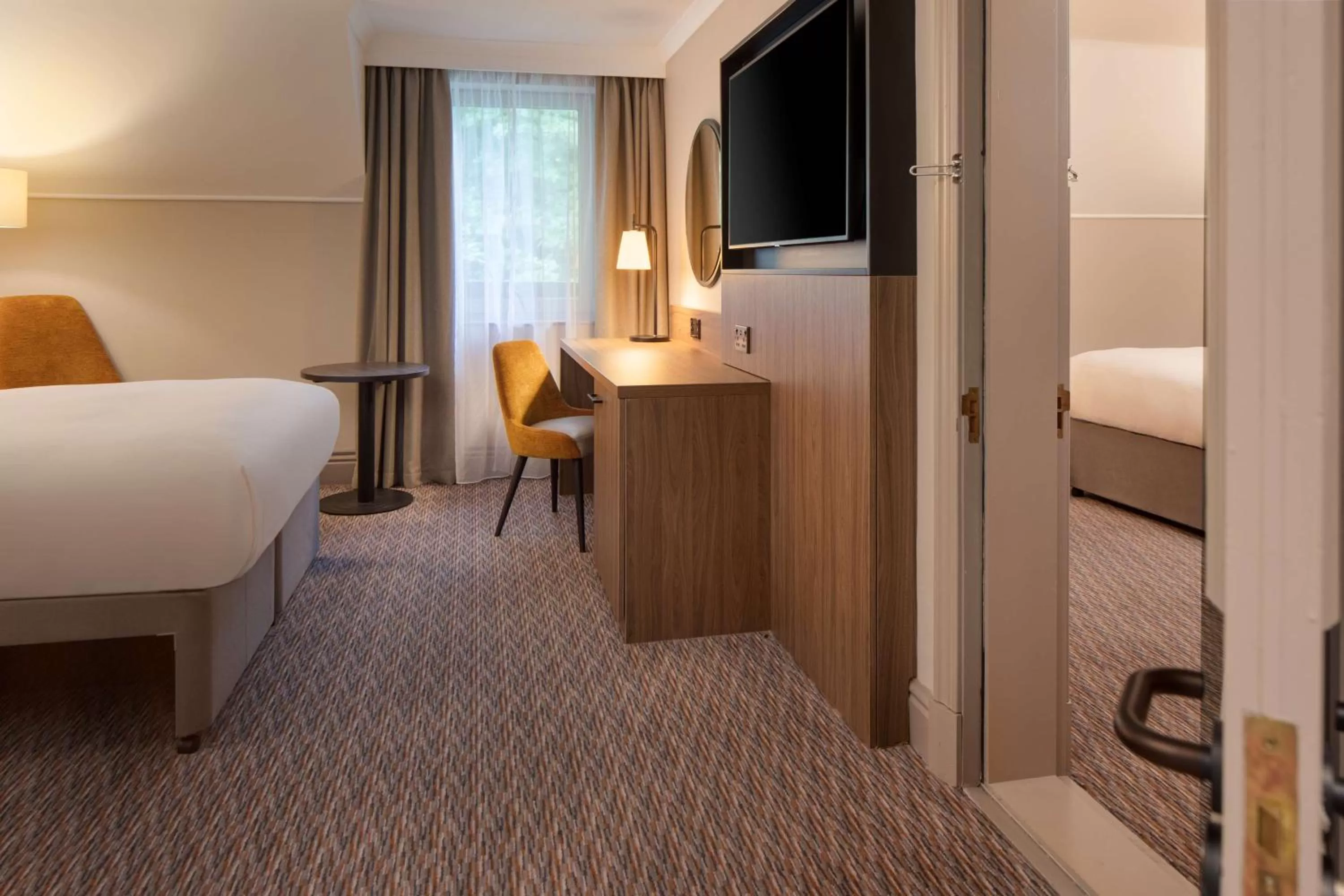 Living room, Bed in DoubleTree by Hilton Southampton