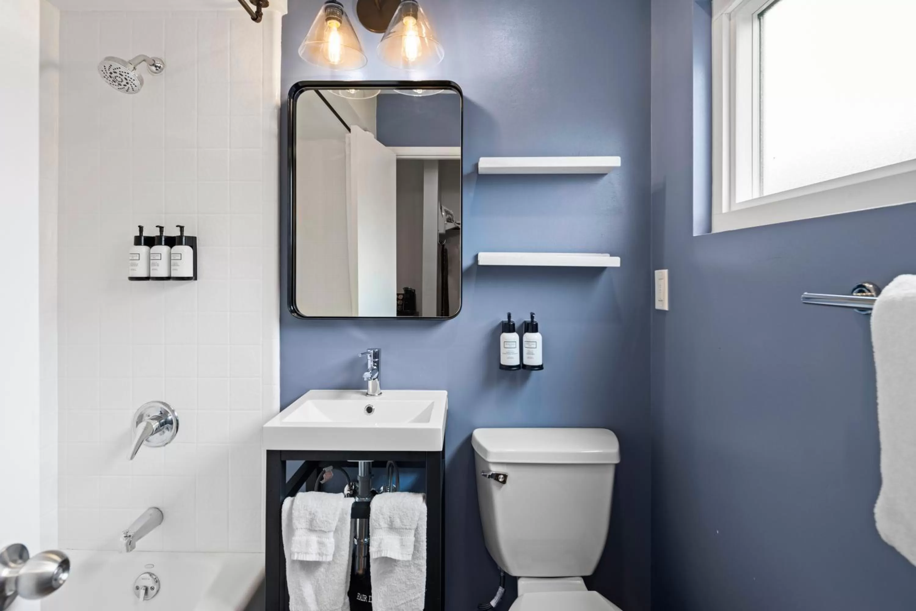 Bathroom in Sea Harbor Hotel - San Diego