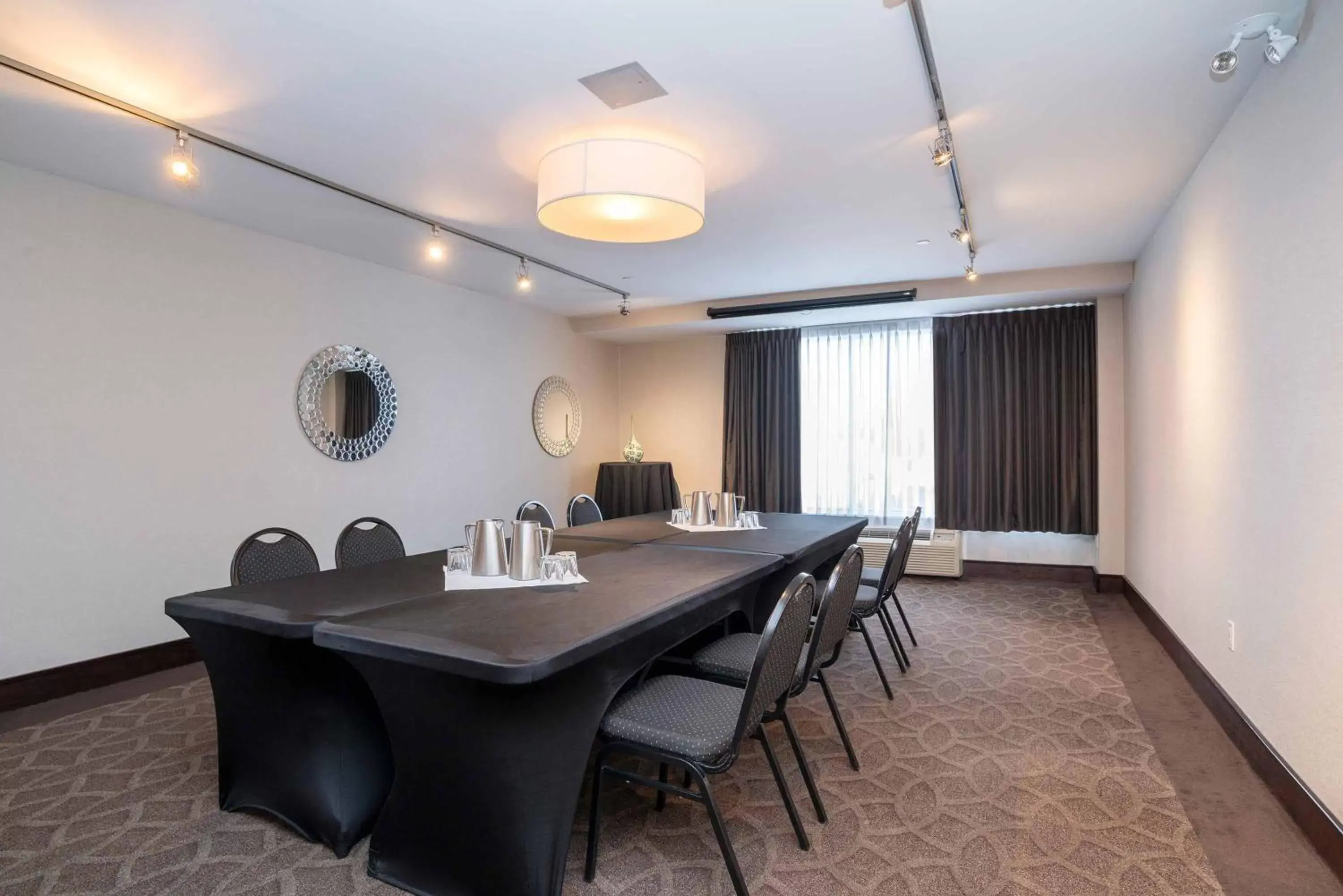 Meeting/conference room in Sandman Hotel & Suites Calgary South