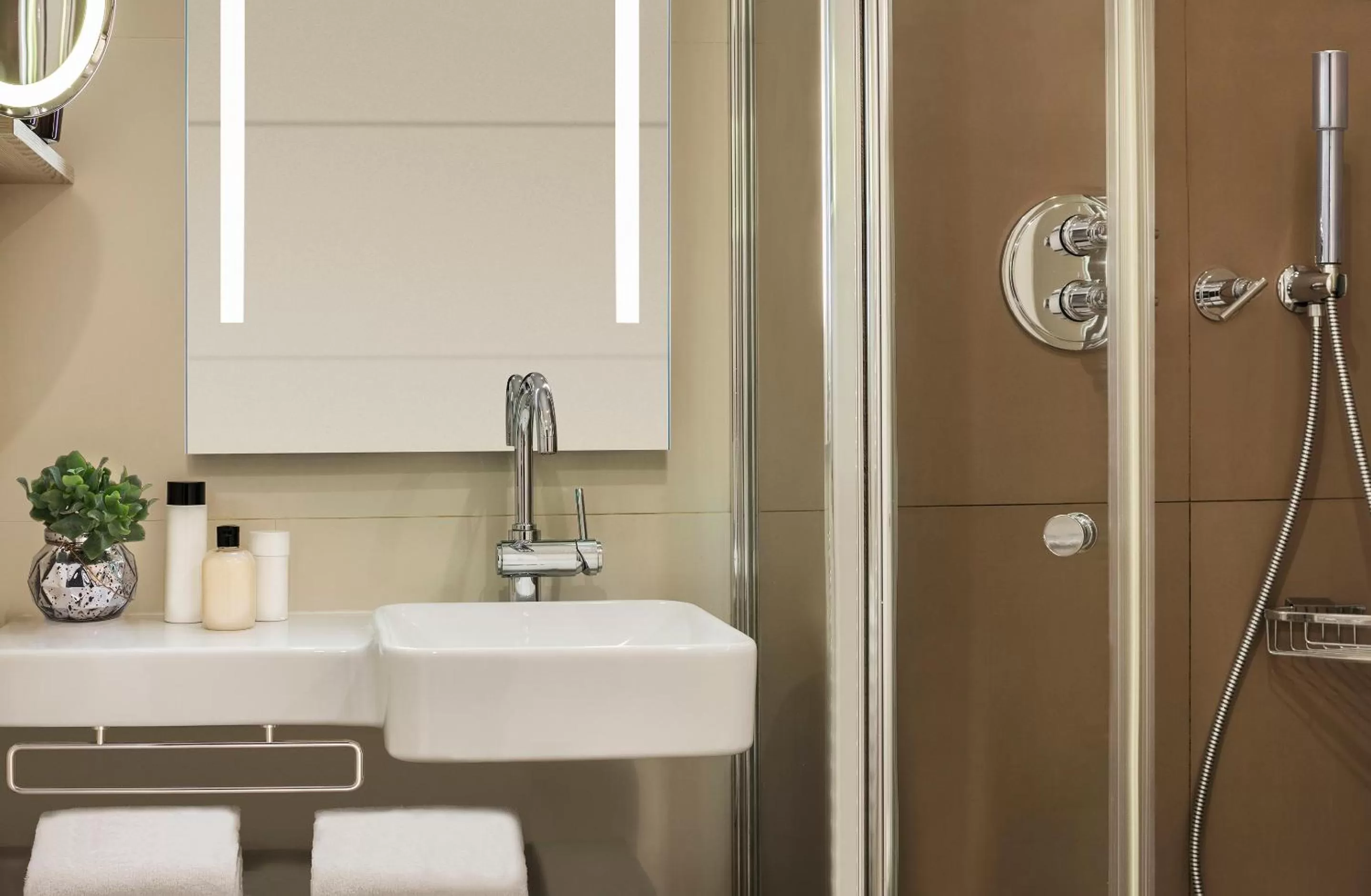 Shower in Hotel Opéra Opal