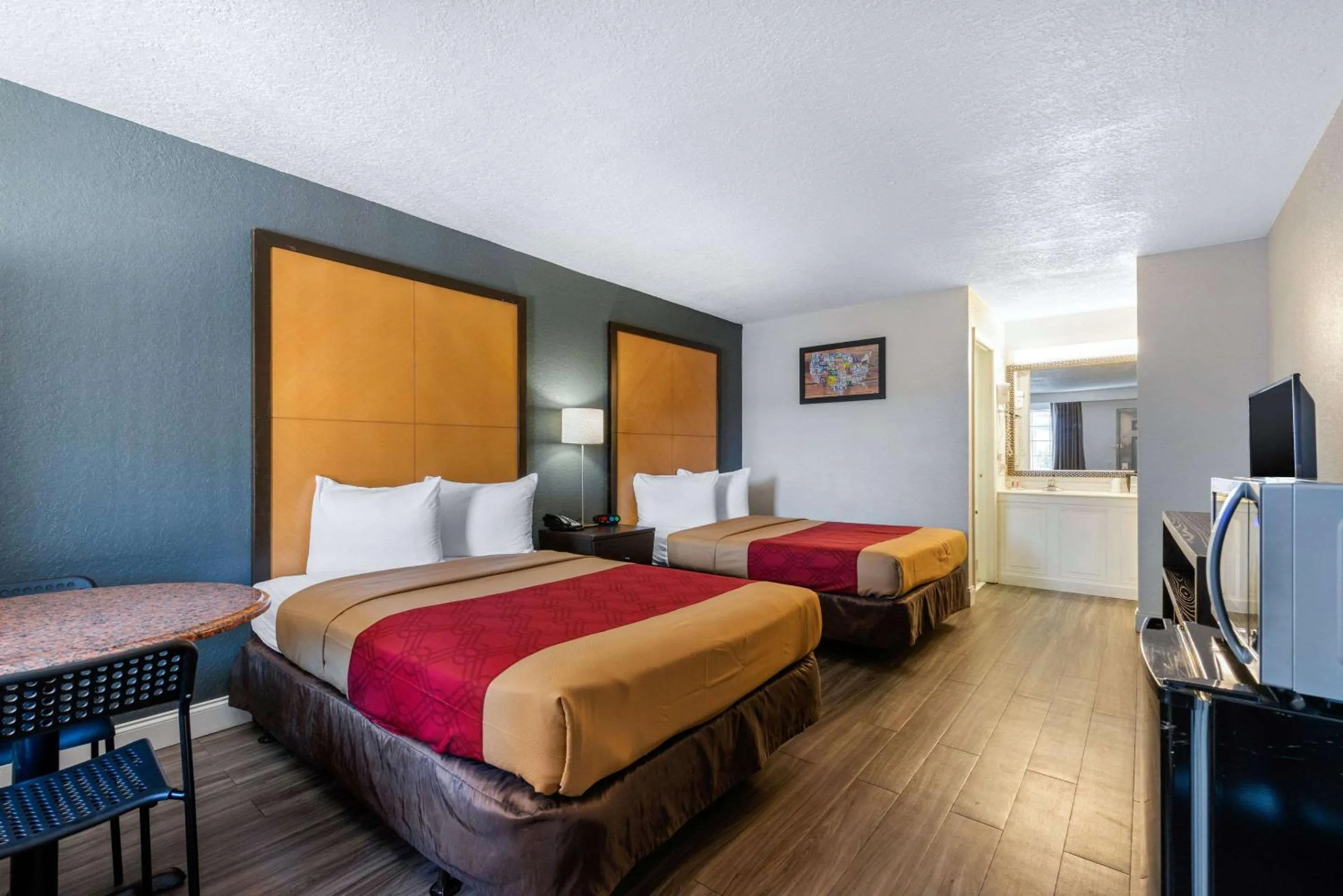Photo of the whole room, Bed in Econo Lodge Airport - RJ Stadium