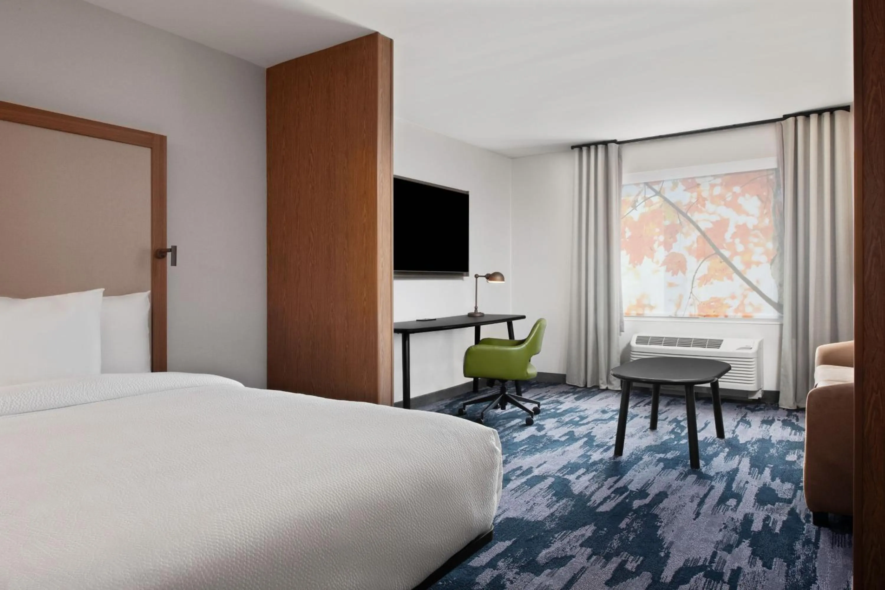 Living room, Bed in Fairfield by Marriott Inn & Suites Chino