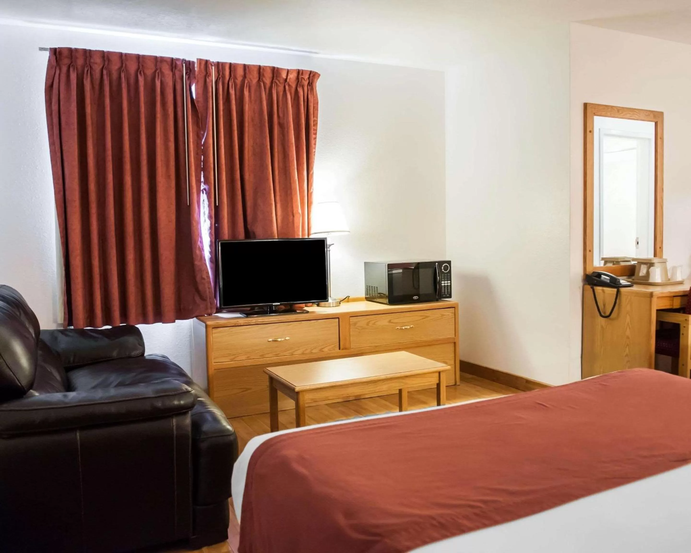 Photo of the whole room, Bed in Econo Lodge Albuquerque Old Town