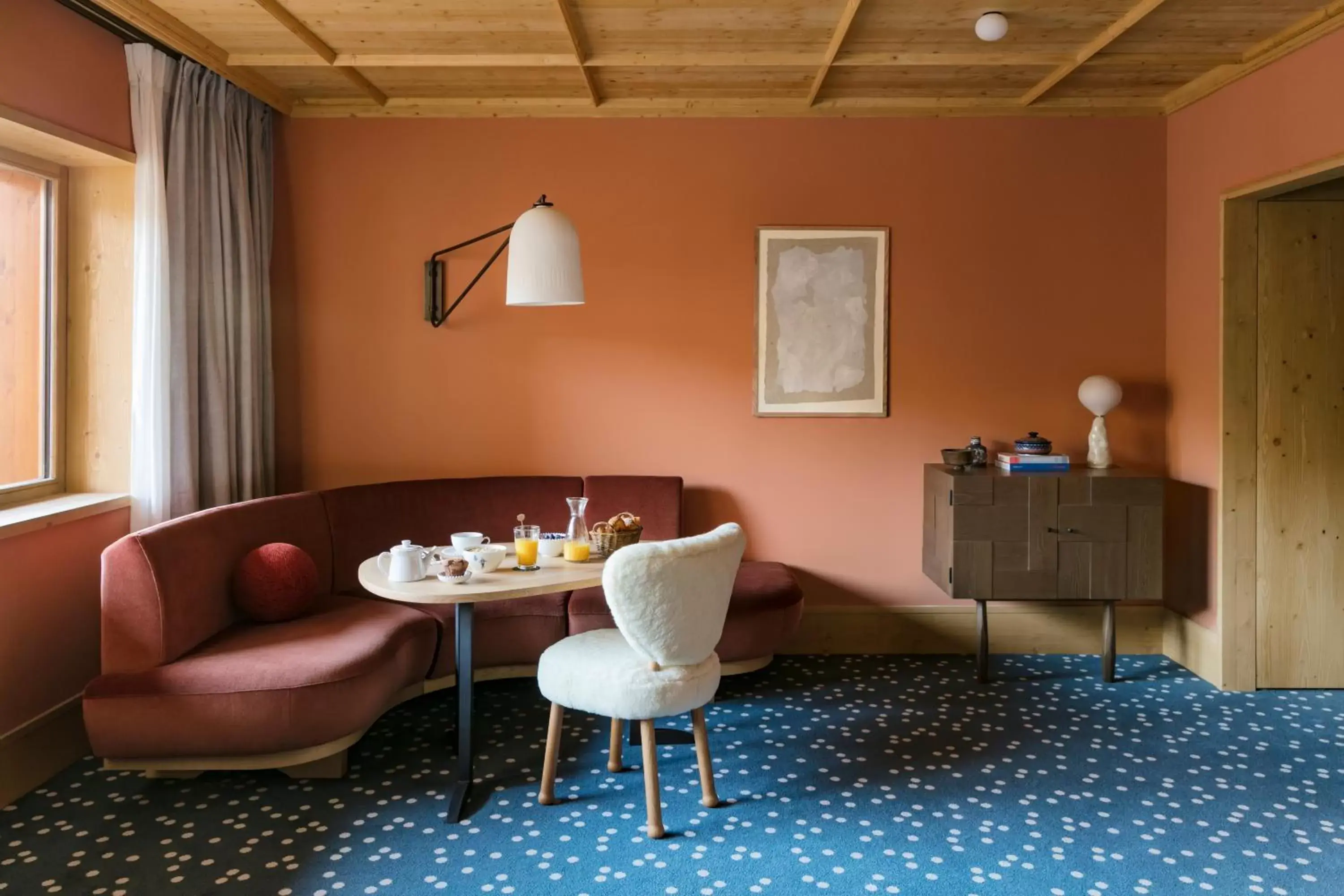 Photo of the whole room, Seating Area in Hotel Le Coucou Méribel