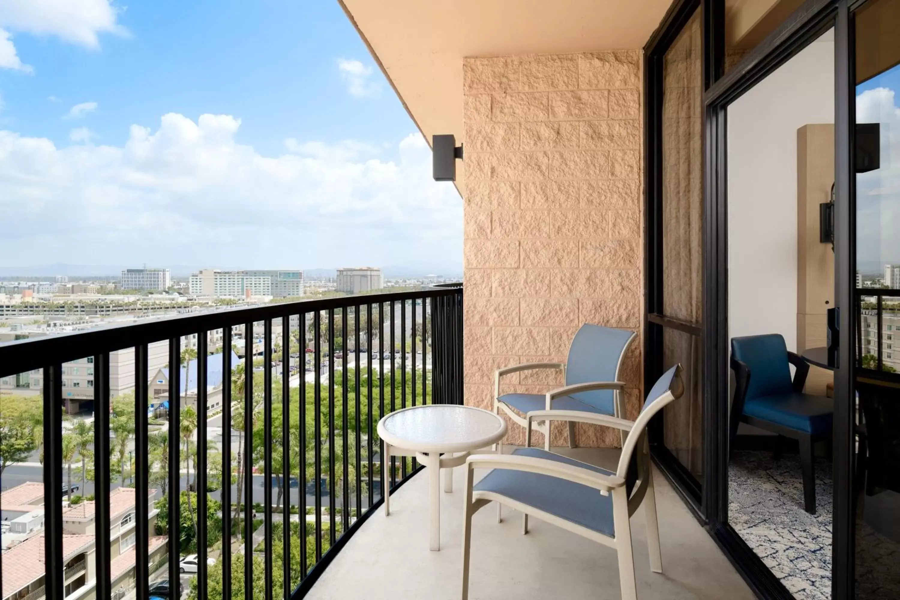 Photo of the whole room, Balcony/Terrace in Sheraton Park Hotel at the Anaheim Resort