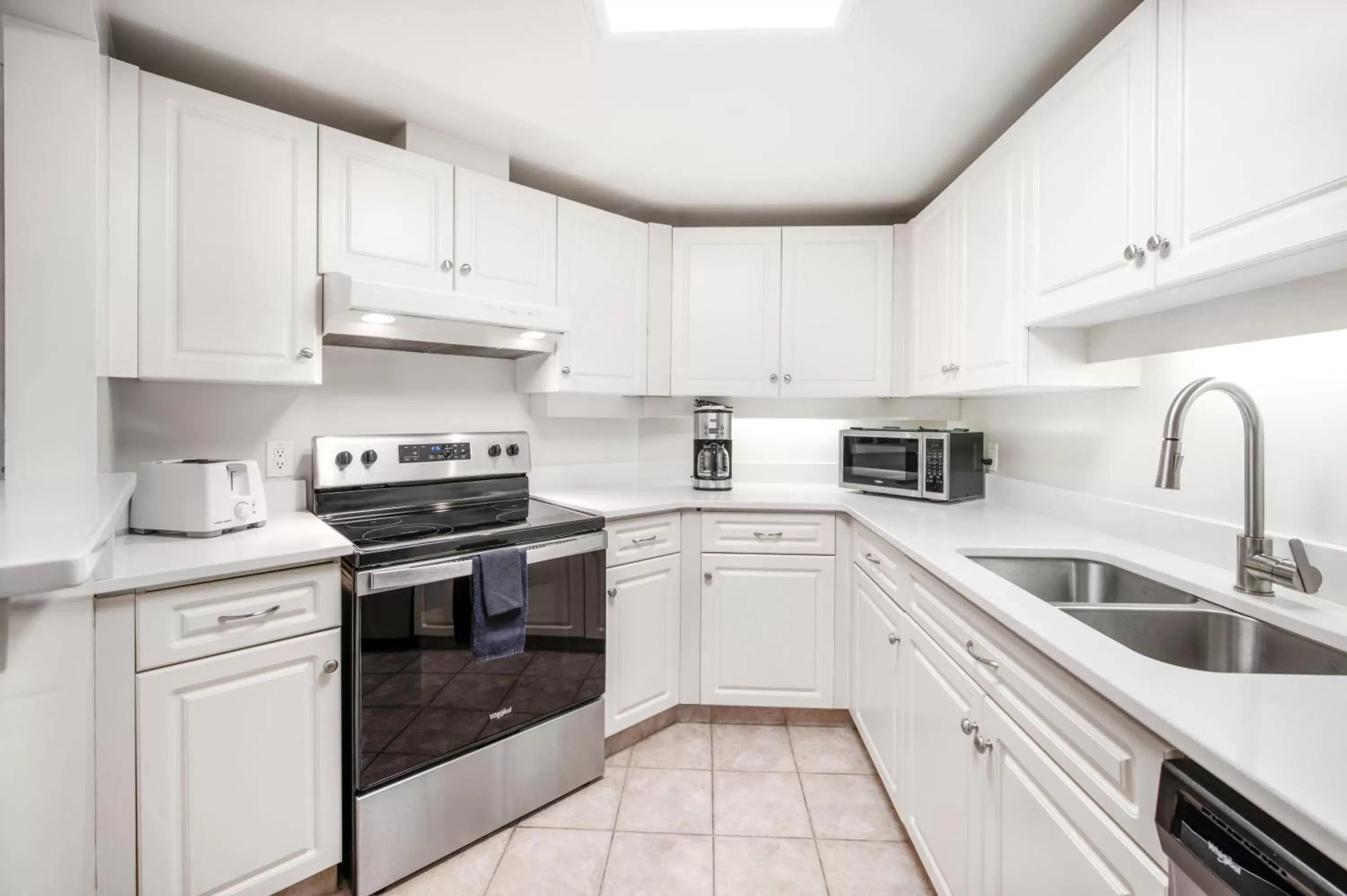 Kitchen or kitchenette, Kitchen/Kitchenette in Victoria Regent Waterfront Hotel & Suites