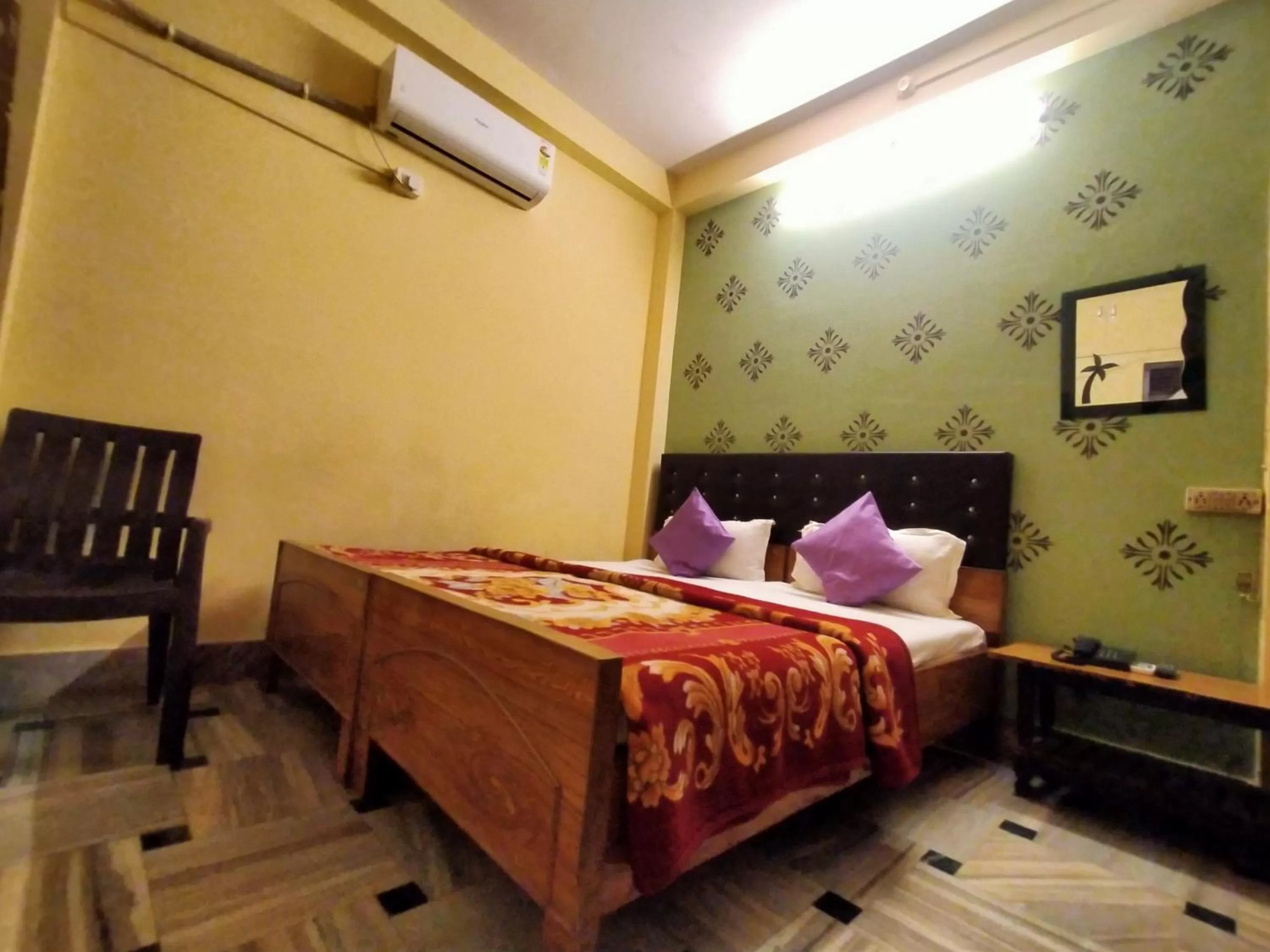 Bed in Hotel Aakash Ganga