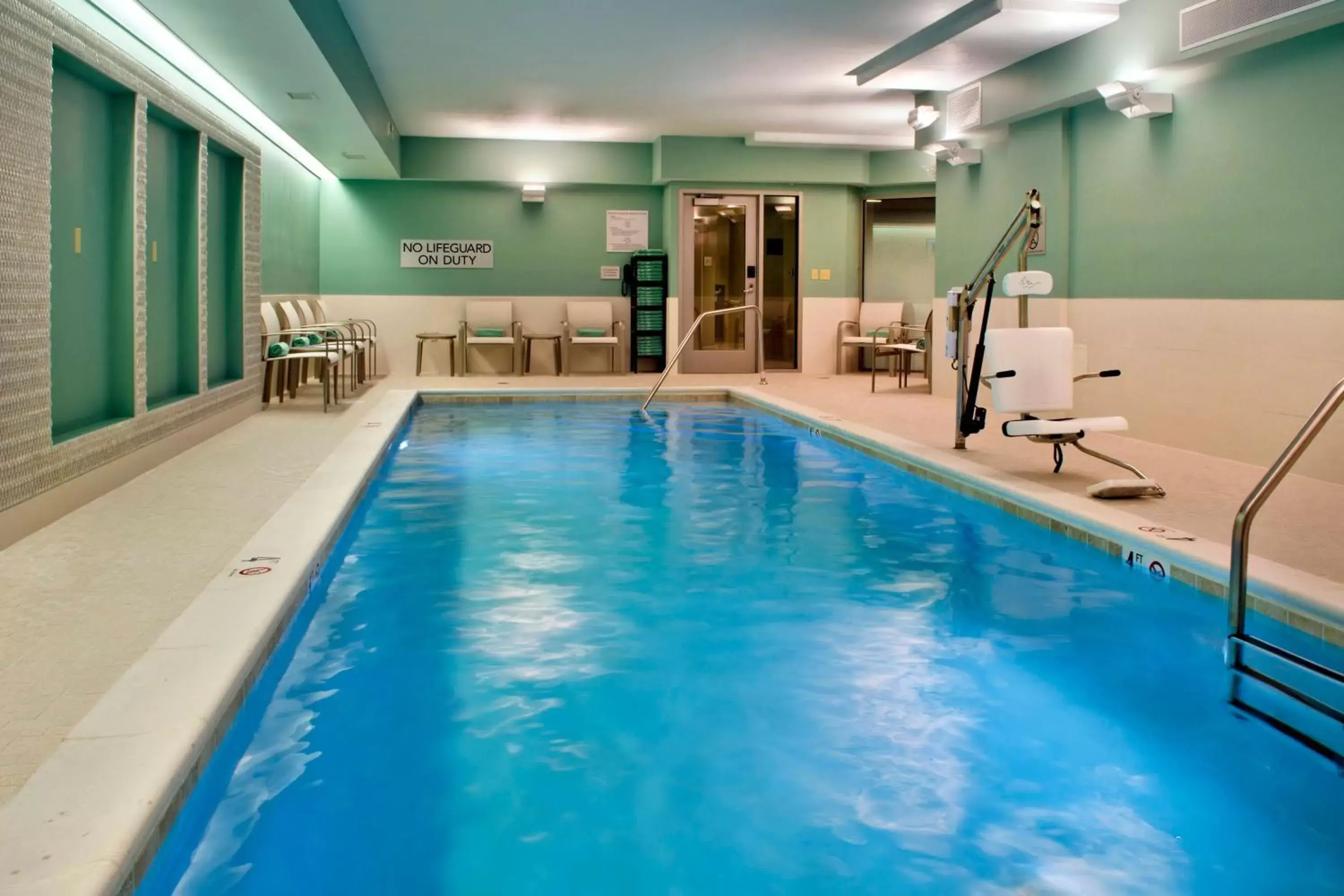 Swimming Pool in Courtyard by Marriott Washington, D.C./Foggy Bottom