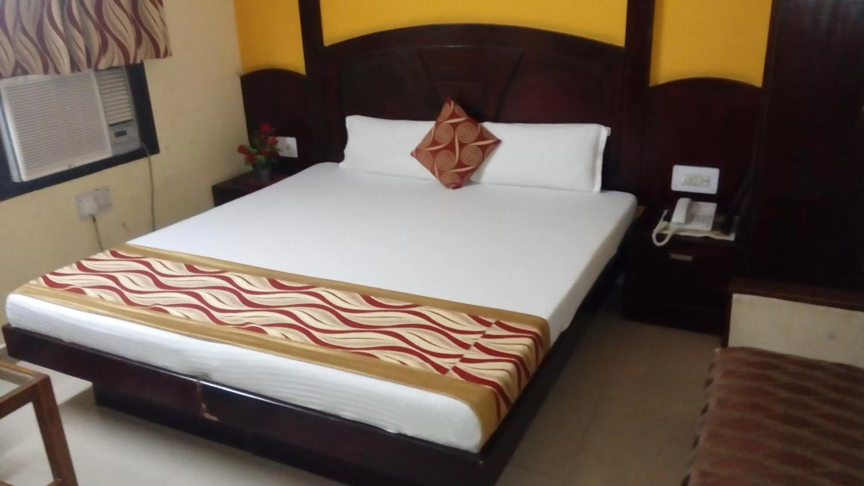 Bed in Hotel Su Shree Continental 5 Minutes Walk From New Delhi Railway Station