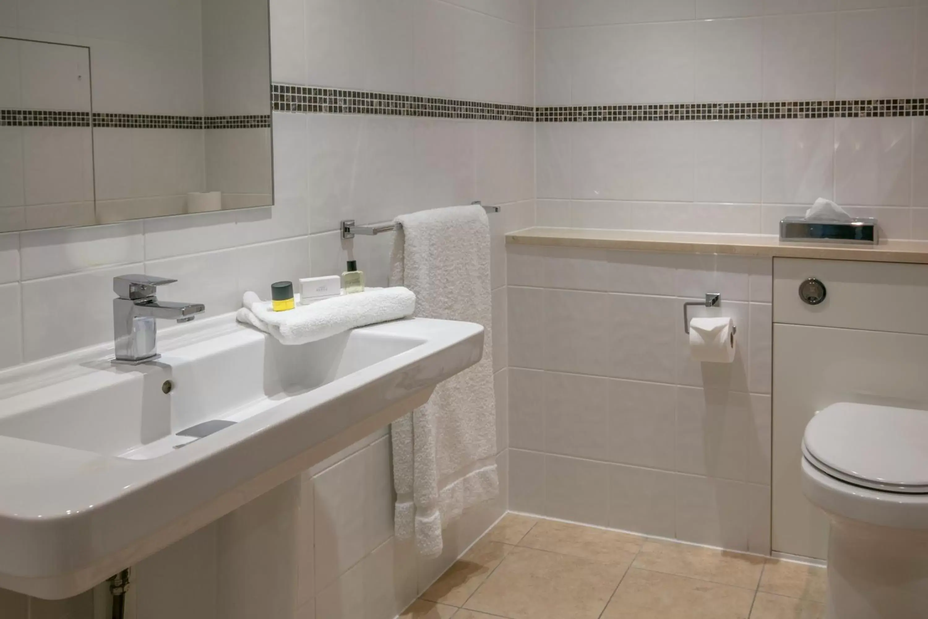Bathroom in Best Western Heath Court Hotel