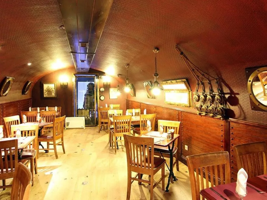 Dining area in Logis Hôtel Restaurant Le Drakkar