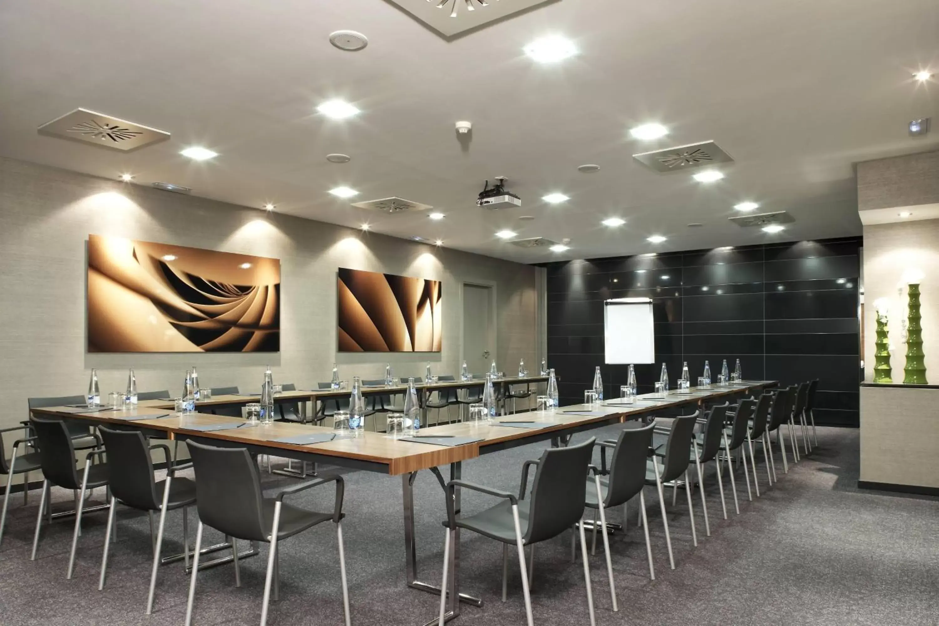 Meeting/conference room in AC Hotel Victoria Suites by Marriott