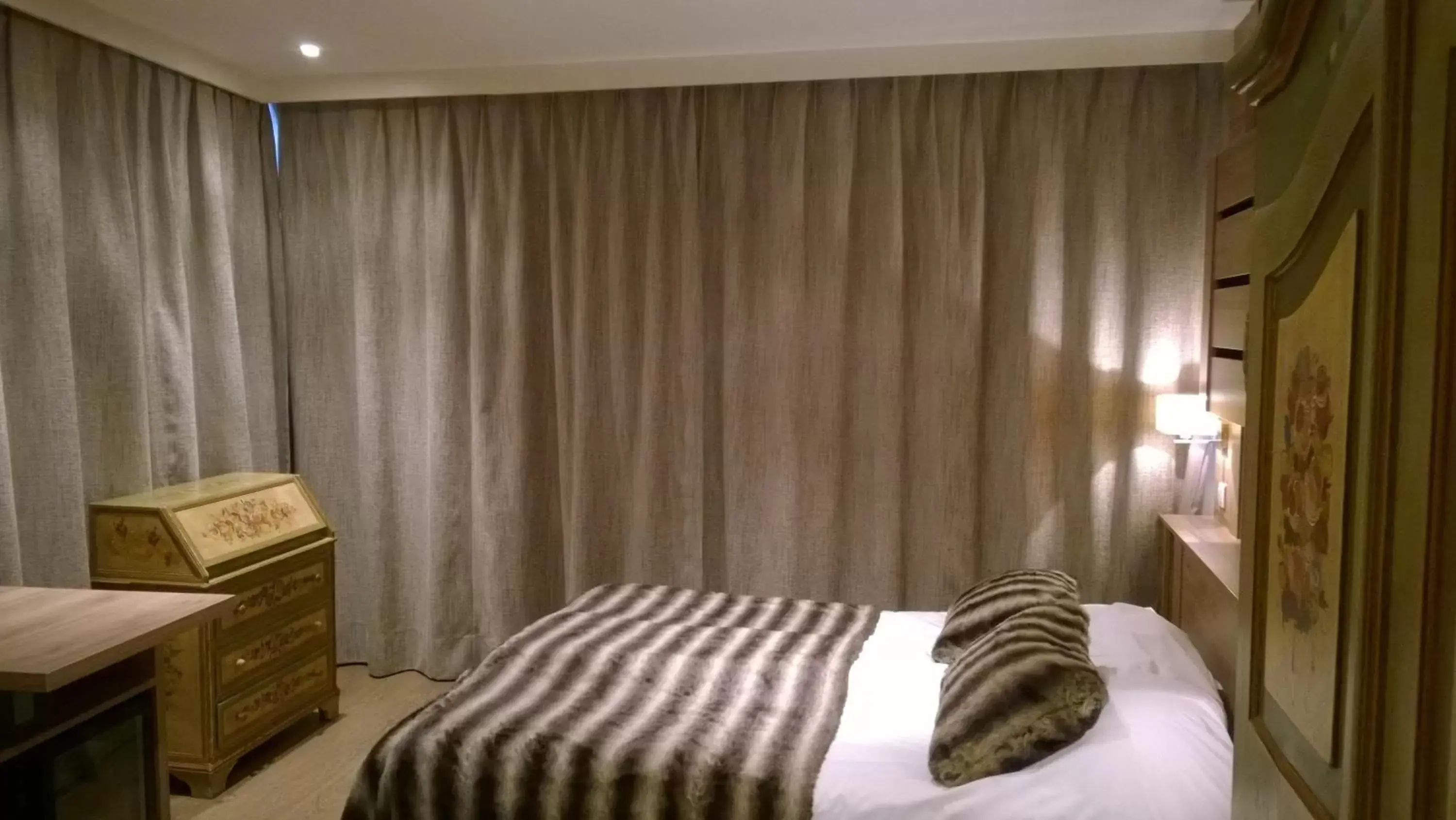 Bedroom, Bed in Hôtel Vallée Blanche