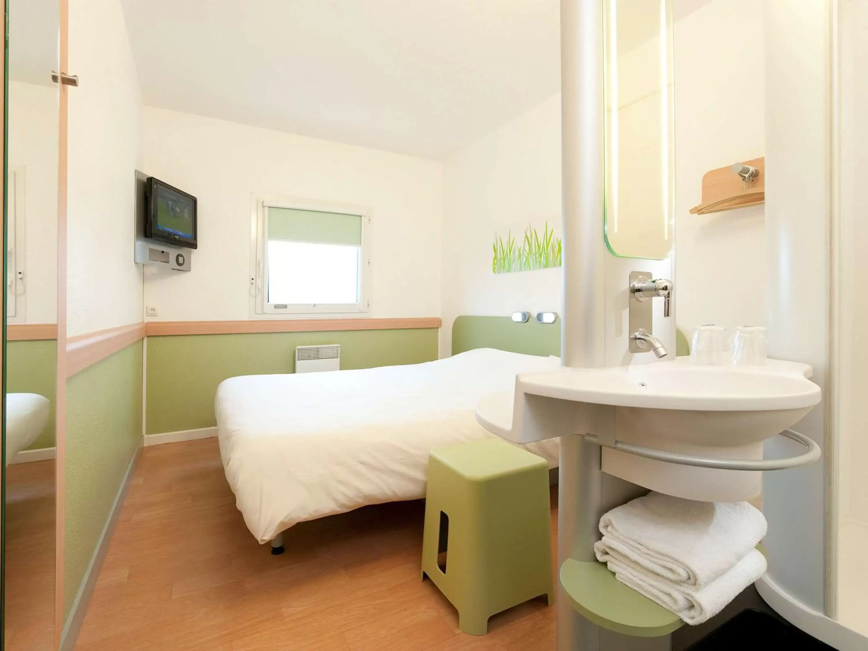 Photo of the whole room, Bathroom in ibis budget Sète centre