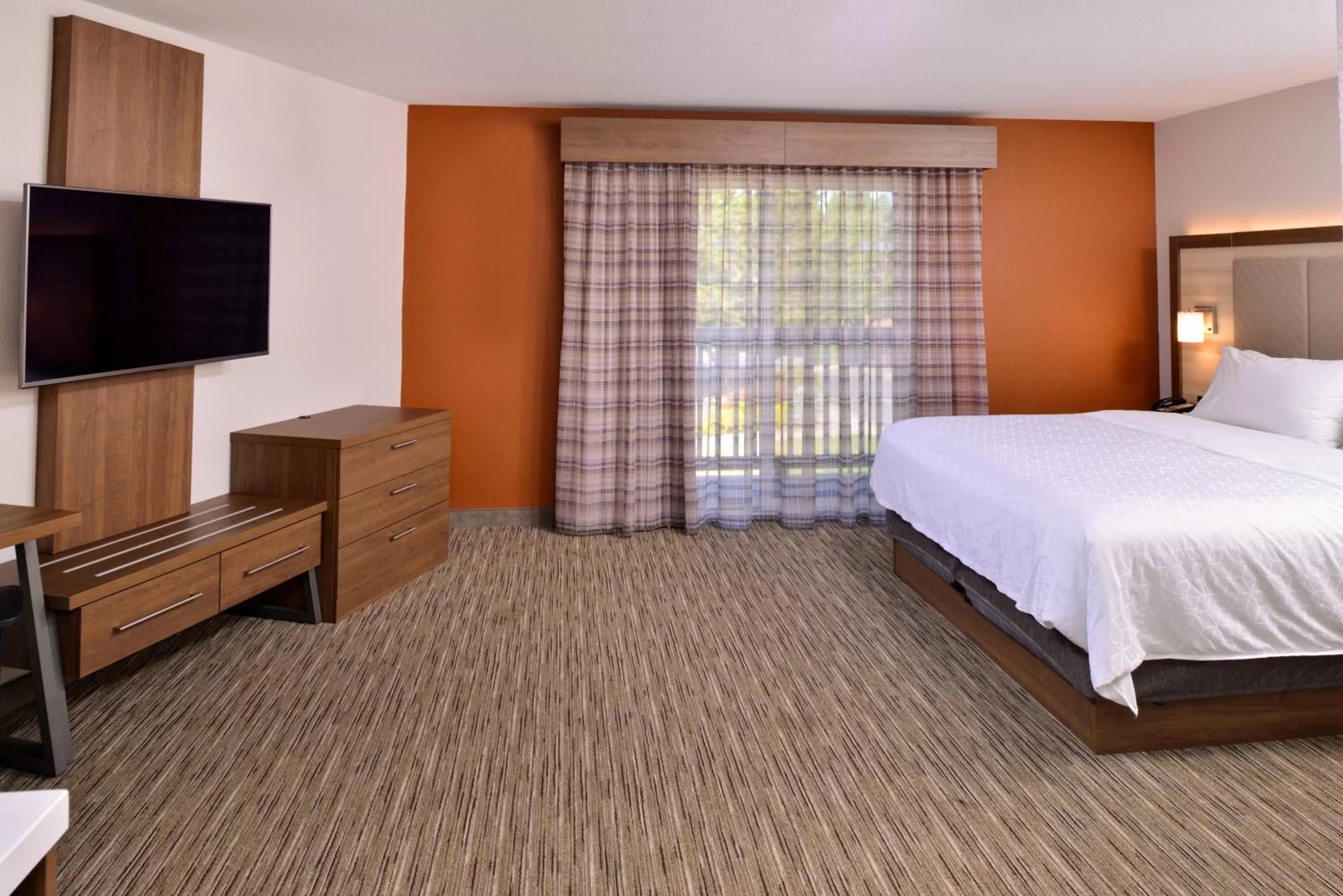 Photo of the whole room, Bed in Holiday Inn Express Hotel & Suites Arcata/Eureka-Airport Area by IHG