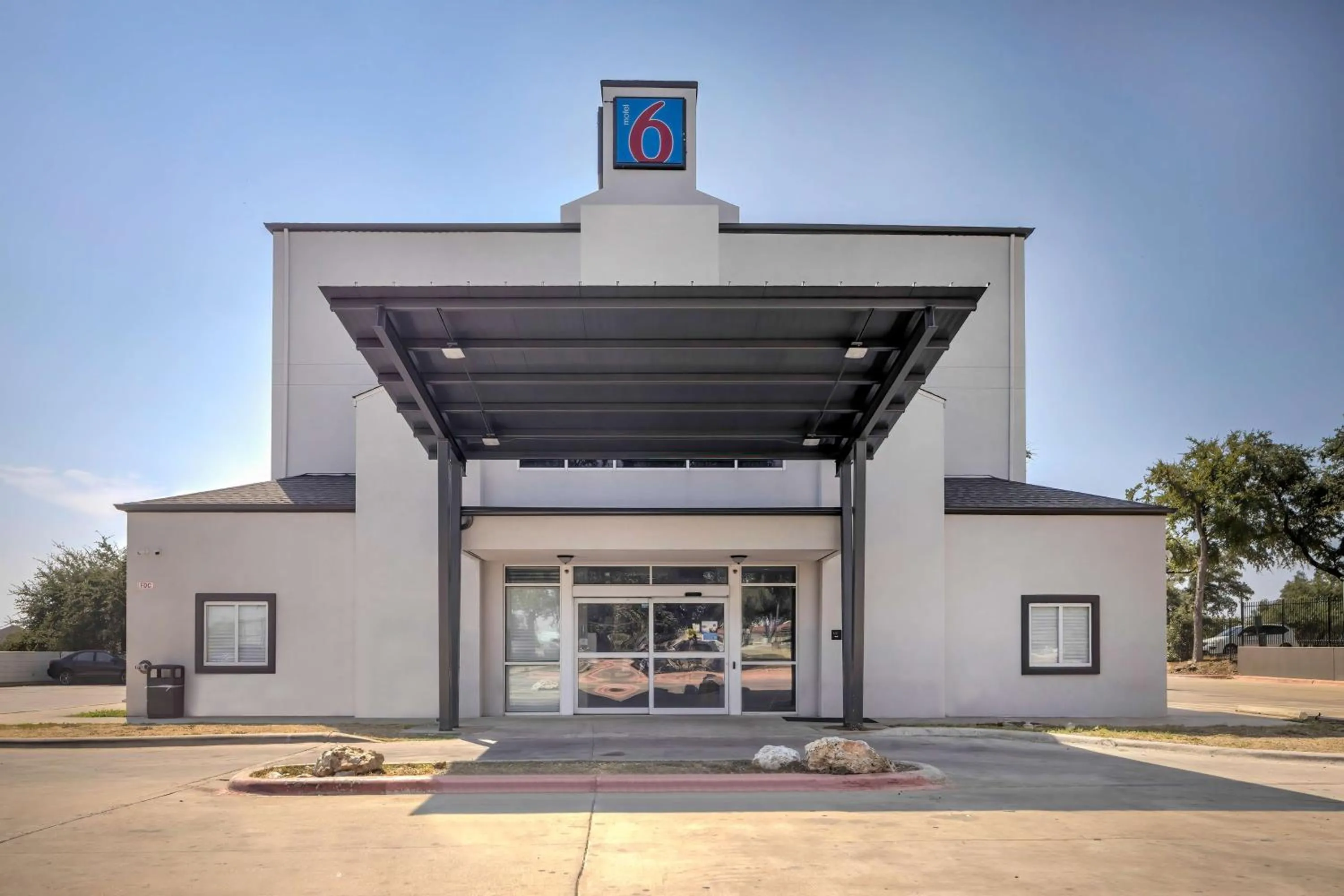 Property building in Motel 6-Cedar Park, TX